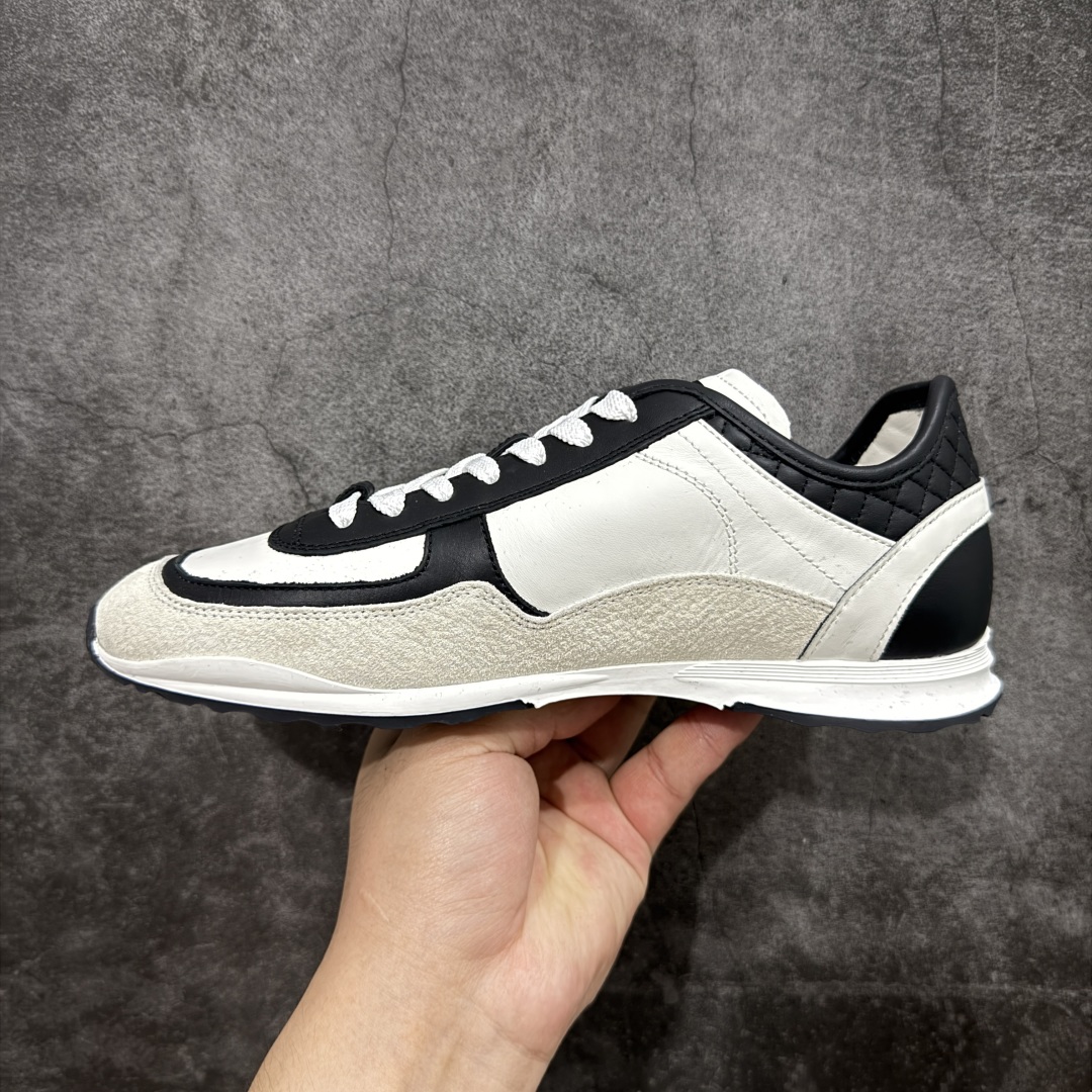 图片[2]-【LW纯原】香奈儿Chanel 25P绒面小牛皮 圆头系带 平底菱格纹低帮休闲鞋 热度高的离谱，奢牌搭配德训鞋型 让人很难拒绝，又舒适又贵气 圆头设计，鞋身线条流畅，充满复古感 侧身双Clogo彰显品牌身份与调性 采用全新的德训鞋型，超级柔软轻便，鞋头偏尖，秀气显脚长 鞋面为原渠道定制小牛皮配牛巴戈 内里为埃塞俄比亚进口小羊皮 鞋面为定制的小牛皮，鞋头部分则采用了牛巴戈 牛巴戈，也就是磨面牛皮，是将头层皮表面皮层打磨之后，而达到绒面触摸感，皮身厚实而柔软、表面色泽、绒毛、皮纹自然而成 侧边logo，依循zp工艺打造，先做玻璃冲刀，在做空压工艺 logo边缘细节与车线工艺均与zp一致 尺码：35-44-选品中心