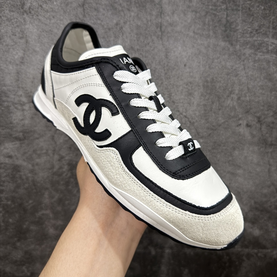 图片[3]-【LW纯原】香奈儿Chanel 25P绒面小牛皮 圆头系带 平底菱格纹低帮休闲鞋 热度高的离谱，奢牌搭配德训鞋型 让人很难拒绝，又舒适又贵气 圆头设计，鞋身线条流畅，充满复古感 侧身双Clogo彰显品牌身份与调性 采用全新的德训鞋型，超级柔软轻便，鞋头偏尖，秀气显脚长 鞋面为原渠道定制小牛皮配牛巴戈 内里为埃塞俄比亚进口小羊皮 鞋面为定制的小牛皮，鞋头部分则采用了牛巴戈 牛巴戈，也就是磨面牛皮，是将头层皮表面皮层打磨之后，而达到绒面触摸感，皮身厚实而柔软、表面色泽、绒毛、皮纹自然而成 侧边logo，依循zp工艺打造，先做玻璃冲刀，在做空压工艺 logo边缘细节与车线工艺均与zp一致 尺码：35-44-选品中心