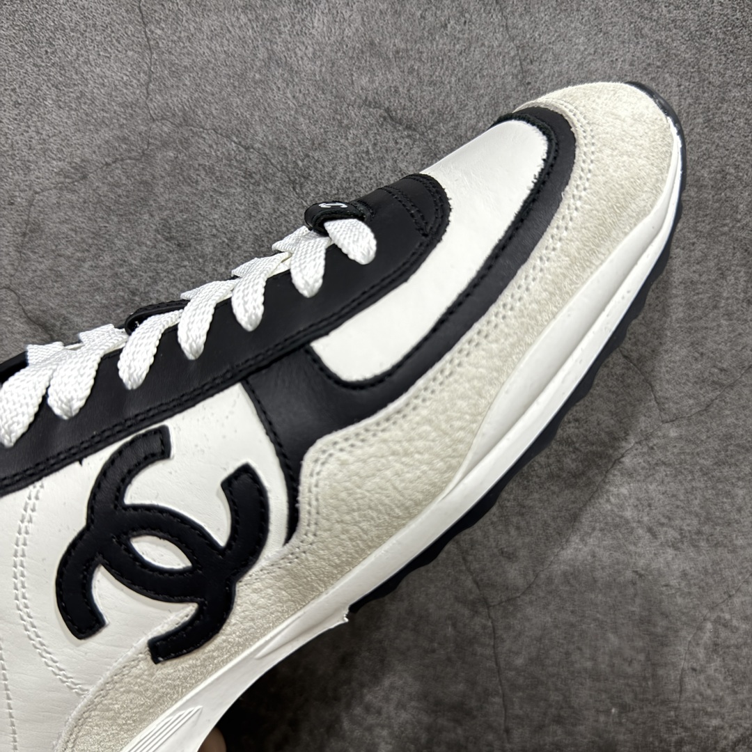 图片[6]-【LW纯原】香奈儿Chanel 25P绒面小牛皮 圆头系带 平底菱格纹低帮休闲鞋 热度高的离谱，奢牌搭配德训鞋型 让人很难拒绝，又舒适又贵气 圆头设计，鞋身线条流畅，充满复古感 侧身双Clogo彰显品牌身份与调性 采用全新的德训鞋型，超级柔软轻便，鞋头偏尖，秀气显脚长 鞋面为原渠道定制小牛皮配牛巴戈 内里为埃塞俄比亚进口小羊皮 鞋面为定制的小牛皮，鞋头部分则采用了牛巴戈 牛巴戈，也就是磨面牛皮，是将头层皮表面皮层打磨之后，而达到绒面触摸感，皮身厚实而柔软、表面色泽、绒毛、皮纹自然而成 侧边logo，依循zp工艺打造，先做玻璃冲刀，在做空压工艺 logo边缘细节与车线工艺均与zp一致 尺码：35-44-选品中心