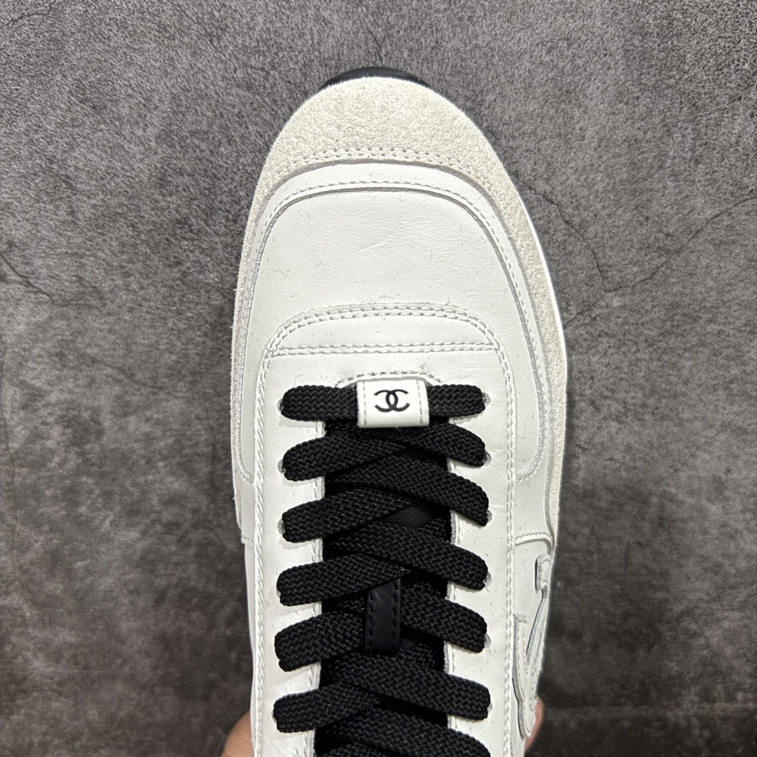 图片[5]-【LW纯原】香奈儿Chanel 25P绒面小牛皮 圆头系带 平底菱格纹低帮休闲鞋 热度高的离谱，奢牌搭配德训鞋型 让人很难拒绝，又舒适又贵气 圆头设计，鞋身线条流畅，充满复古感 侧身双Clogo彰显品牌身份与调性 采用全新的德训鞋型，超级柔软轻便，鞋头偏尖，秀气显脚长 鞋面为原渠道定制小牛皮配牛巴戈 内里为埃塞俄比亚进口小羊皮 鞋面为定制的小牛皮，鞋头部分则采用了牛巴戈 牛巴戈，也就是磨面牛皮，是将头层皮表面皮层打磨之后，而达到绒面触摸感，皮身厚实而柔软、表面色泽、绒毛、皮纹自然而成 侧边logo，依循zp工艺打造，先做玻璃冲刀，在做空压工艺 logo边缘细节与车线工艺均与zp一致 尺码：35-44-选品中心