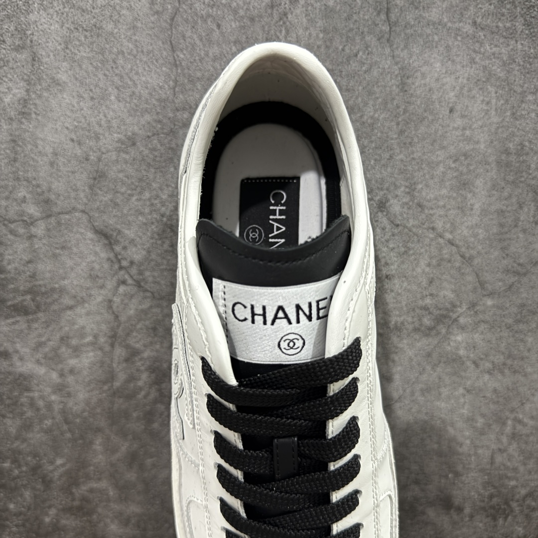 图片[8]-【LW纯原】香奈儿Chanel 25P绒面小牛皮 圆头系带 平底菱格纹低帮休闲鞋 热度高的离谱，奢牌搭配德训鞋型 让人很难拒绝，又舒适又贵气 圆头设计，鞋身线条流畅，充满复古感 侧身双Clogo彰显品牌身份与调性 采用全新的德训鞋型，超级柔软轻便，鞋头偏尖，秀气显脚长 鞋面为原渠道定制小牛皮配牛巴戈 内里为埃塞俄比亚进口小羊皮 鞋面为定制的小牛皮，鞋头部分则采用了牛巴戈 牛巴戈，也就是磨面牛皮，是将头层皮表面皮层打磨之后，而达到绒面触摸感，皮身厚实而柔软、表面色泽、绒毛、皮纹自然而成 侧边logo，依循zp工艺打造，先做玻璃冲刀，在做空压工艺 logo边缘细节与车线工艺均与zp一致 尺码：35-44-选品中心