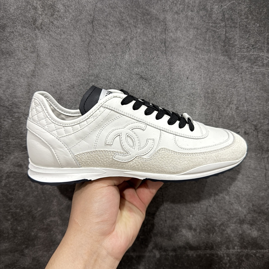 【LW纯原】香奈儿Chanel 25P绒面小牛皮 圆头系带 平底菱格纹低帮休闲鞋 热度高的离谱,奢牌搭配德训鞋型 让人很难拒绝,又舒适又贵气 圆头设计,鞋身线条流畅,充满复古感 侧身双Clogo彰显品牌身份与调性 采用全新的德训鞋型,超级柔软轻便,鞋头偏尖,秀气显脚长 鞋面为原渠道定制小牛皮配牛巴戈 内里为埃塞俄比亚进口小羊皮 鞋面为定制的小牛皮,鞋头部分则采用了牛巴戈 牛巴戈,也就是磨面牛皮,是将头层皮表面皮层打磨之后,而达到绒面触摸感,皮身厚实而柔软、表面色泽、绒毛、皮纹自然而成 侧边logo,依循zp工艺打造,先做玻璃冲刀,在做空压工艺 logo边缘细节与车线工艺均与zp一致 尺码:35-44-选品中心