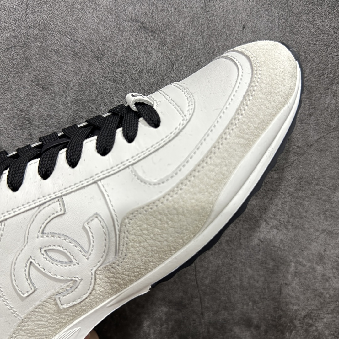 图片[6]-【LW纯原】香奈儿Chanel 25P绒面小牛皮 圆头系带 平底菱格纹低帮休闲鞋 热度高的离谱，奢牌搭配德训鞋型 让人很难拒绝，又舒适又贵气 圆头设计，鞋身线条流畅，充满复古感 侧身双Clogo彰显品牌身份与调性 采用全新的德训鞋型，超级柔软轻便，鞋头偏尖，秀气显脚长 鞋面为原渠道定制小牛皮配牛巴戈 内里为埃塞俄比亚进口小羊皮 鞋面为定制的小牛皮，鞋头部分则采用了牛巴戈 牛巴戈，也就是磨面牛皮，是将头层皮表面皮层打磨之后，而达到绒面触摸感，皮身厚实而柔软、表面色泽、绒毛、皮纹自然而成 侧边logo，依循zp工艺打造，先做玻璃冲刀，在做空压工艺 logo边缘细节与车线工艺均与zp一致 尺码：35-44-选品中心