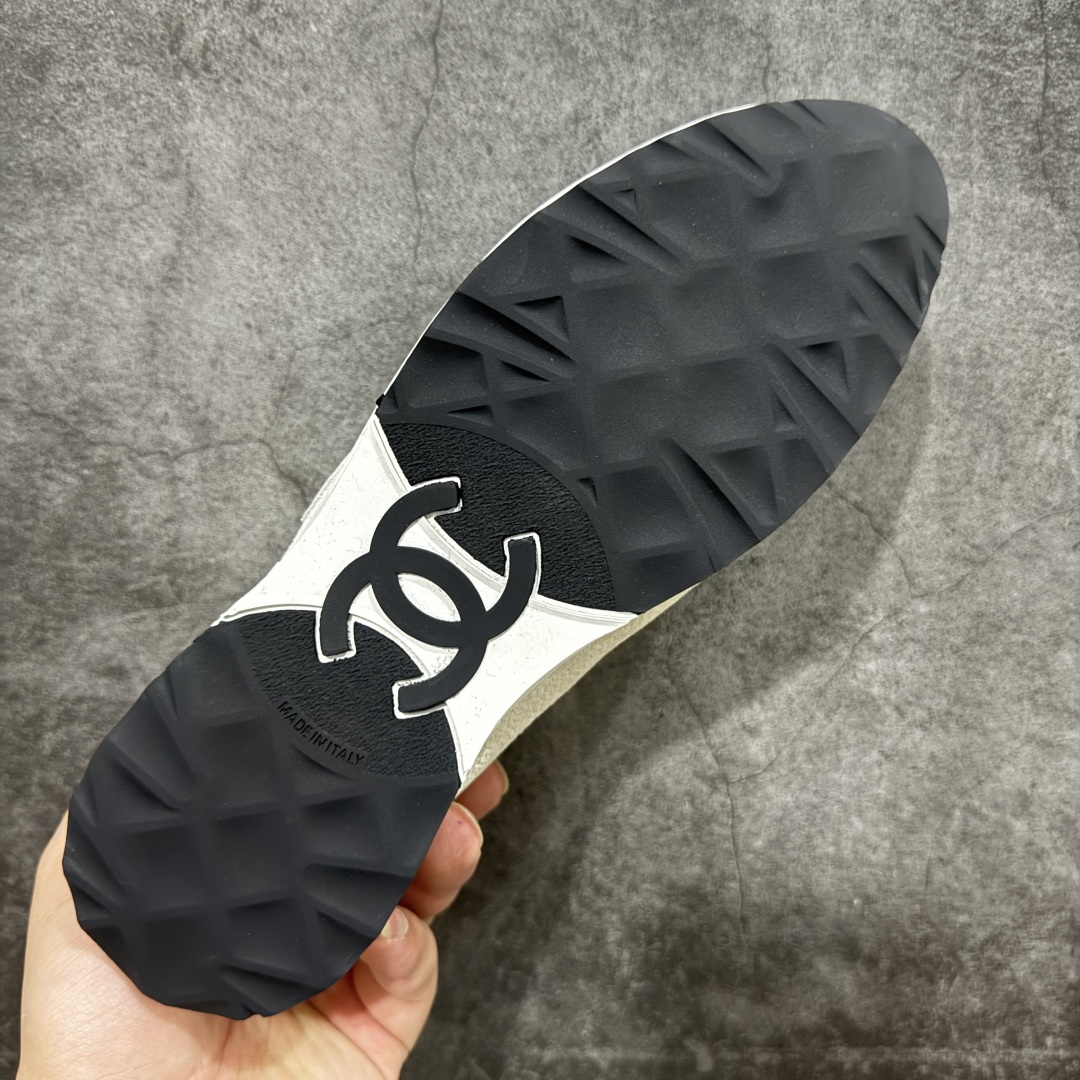 图片[9]-【LW纯原】香奈儿Chanel 25P绒面小牛皮 圆头系带 平底菱格纹低帮休闲鞋 热度高的离谱，奢牌搭配德训鞋型 让人很难拒绝，又舒适又贵气 圆头设计，鞋身线条流畅，充满复古感 侧身双Clogo彰显品牌身份与调性 采用全新的德训鞋型，超级柔软轻便，鞋头偏尖，秀气显脚长 鞋面为原渠道定制小牛皮配牛巴戈 内里为埃塞俄比亚进口小羊皮 鞋面为定制的小牛皮，鞋头部分则采用了牛巴戈 牛巴戈，也就是磨面牛皮，是将头层皮表面皮层打磨之后，而达到绒面触摸感，皮身厚实而柔软、表面色泽、绒毛、皮纹自然而成 侧边logo，依循zp工艺打造，先做玻璃冲刀，在做空压工艺 logo边缘细节与车线工艺均与zp一致 尺码：35-44-选品中心