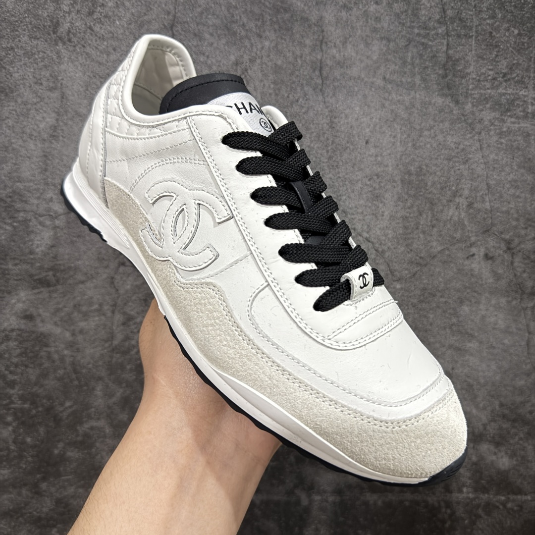 图片[3]-【LW纯原】香奈儿Chanel 25P绒面小牛皮 圆头系带 平底菱格纹低帮休闲鞋 热度高的离谱，奢牌搭配德训鞋型 让人很难拒绝，又舒适又贵气 圆头设计，鞋身线条流畅，充满复古感 侧身双Clogo彰显品牌身份与调性 采用全新的德训鞋型，超级柔软轻便，鞋头偏尖，秀气显脚长 鞋面为原渠道定制小牛皮配牛巴戈 内里为埃塞俄比亚进口小羊皮 鞋面为定制的小牛皮，鞋头部分则采用了牛巴戈 牛巴戈，也就是磨面牛皮，是将头层皮表面皮层打磨之后，而达到绒面触摸感，皮身厚实而柔软、表面色泽、绒毛、皮纹自然而成 侧边logo，依循zp工艺打造，先做玻璃冲刀，在做空压工艺 logo边缘细节与车线工艺均与zp一致 尺码：35-44-选品中心