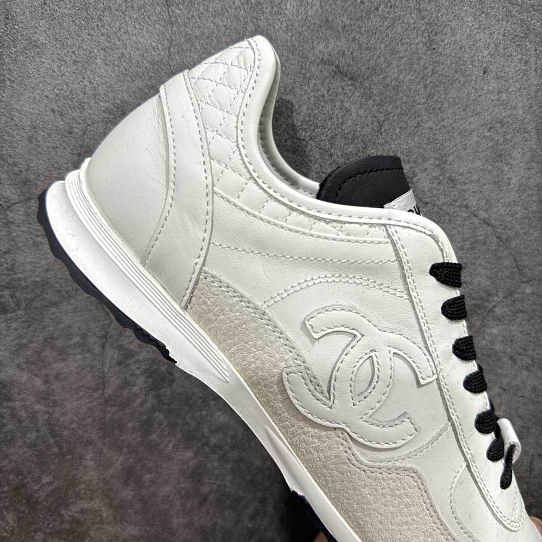 图片[7]-【LW纯原】香奈儿Chanel 25P绒面小牛皮 圆头系带 平底菱格纹低帮休闲鞋 热度高的离谱，奢牌搭配德训鞋型 让人很难拒绝，又舒适又贵气 圆头设计，鞋身线条流畅，充满复古感 侧身双Clogo彰显品牌身份与调性 采用全新的德训鞋型，超级柔软轻便，鞋头偏尖，秀气显脚长 鞋面为原渠道定制小牛皮配牛巴戈 内里为埃塞俄比亚进口小羊皮 鞋面为定制的小牛皮，鞋头部分则采用了牛巴戈 牛巴戈，也就是磨面牛皮，是将头层皮表面皮层打磨之后，而达到绒面触摸感，皮身厚实而柔软、表面色泽、绒毛、皮纹自然而成 侧边logo，依循zp工艺打造，先做玻璃冲刀，在做空压工艺 logo边缘细节与车线工艺均与zp一致 尺码：35-44-选品中心