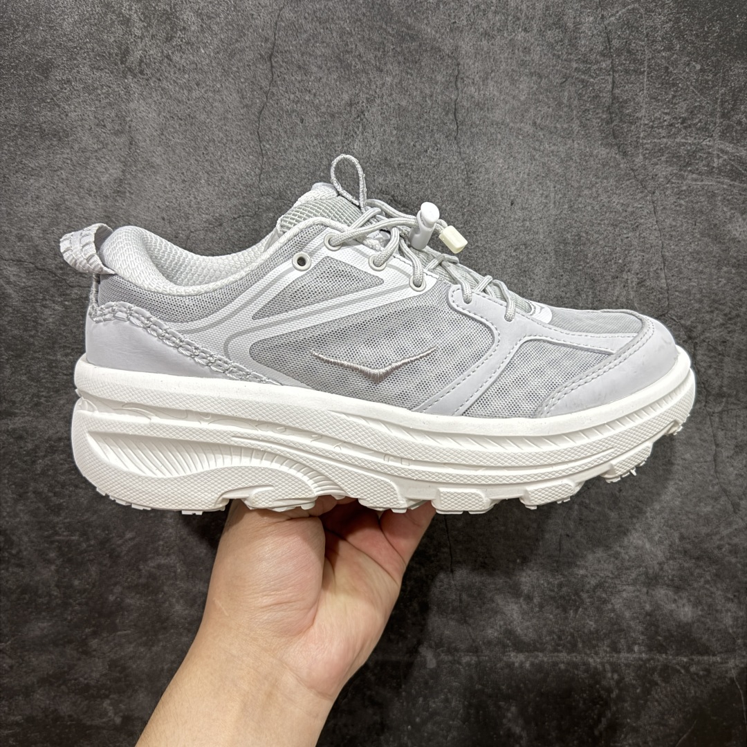 【公司级】HOKA ONE ONE Bondi B3 LS 运动舒适低帮跑步鞋 男女同款 高品质 原材料开发 邦代鞋头采用牛皮革材质 网面是MONO 纱材质 ,里面是蜂窝煤透气网眼定型。后跟设计采用皮革双缝线 ,HOKA经典的厚底设计。 鞋底采用EVA板材发泡 脚感舒适 减震耐磨透气跑步运动鞋 尺码 36 36.5 37.5 38 38.5 39 40 40.5 41 42 42.5 43 44 44.5 45 46 47-选品中心