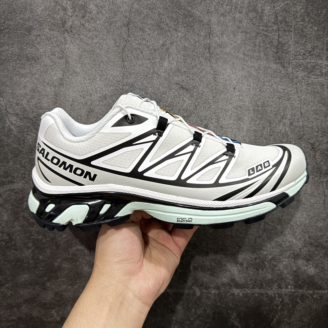 【PZ纯原】SALOMON XT-6 萨洛蒙潮流越野机能户外功能鞋 哈士奇 413173 全新版本出货 好货不怕晚 品质 细节 材料都是肉眼可以见! 售前售后也是其它工厂无法匹敌! 纯原外贸平台特供订单 耗时半年巨作 全套原纸板楦头开发 原厂特供网布配套加持 确保原汁原味 完美呈现版型 原档数据独家私模五层组合大底 原装Ortholite轻量化鞋垫 中底布带钢印编号 原厂TPU锁扣 进口港宝加持 后跟自然饱满 还原公司包裹性 鞋面以“锯齿”状的包裹系统呈现 在基色底之下加入了各种色点缀 将公司的最新技术和时尚前卫的造型融入耐用的长跑款式中 鞋面由 TPU 薄膜制成 并焊接在高耐磨网眼上 使其既时尚又坚固 由 ACS底盘支撑 可增强稳定性和支撑力 以及由橡胶凸耳 Contragrip外底覆盖的 EVA 缓冲中底 旨在应对崎岖的地形 鞋舌上的彩色Salomon 标签、Quicklace 系统以及鞋头、鞋舌和鞋跟上的附加品牌使细节更加完美 让穿着者可以轻松驾驭户外与通勤下的任何运动生活场景 无缝鞋身户外随意纵横 颜值与脚感兼备 出街通勤 绝对非常吸睛 你值得拥有 尺码:36 36.5 37.5 38 38.5 39 40 40.5 41 42 42.5 43 44 44.5 45-选品中心