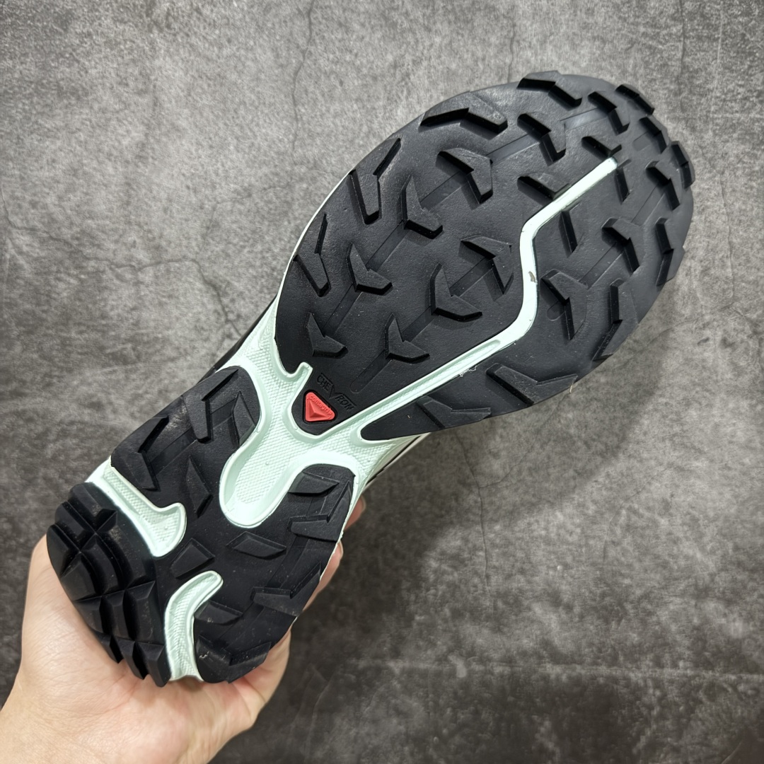 图片[9]-【PZ纯原】SALOMON XT-6 萨洛蒙潮流越野机能户外功能鞋 哈士奇 413173 全新版本出货 好货不怕晚 品质 细节 材料都是肉眼可以见！ 售前售后也是其它工厂无法匹敌！ 纯原外贸平台特供订单 耗时半年巨作 全套原纸板楦头开发 原厂特供网布配套加持 确保原汁原味 完美呈现版型 原档数据独家私模五层组合大底 原装Ortholite轻量化鞋垫 中底布带钢印编号 原厂TPU锁扣 进口港宝加持 后跟自然饱满 还原公司包裹性 鞋面以“锯齿”状的包裹系统呈现 在基色底之下加入了各种色点缀 将公司的最新技术和时尚前卫的造型融入耐用的长跑款式中 鞋面由 TPU 薄膜制成 并焊接在高耐磨网眼上 使其既时尚又坚固 由 ACS底盘支撑 可增强稳定性和支撑力 以及由橡胶凸耳 Contragrip外底覆盖的 EVA 缓冲中底 旨在应对崎岖的地形 鞋舌上的彩色Salomon 标签、Quicklace 系统以及鞋头、鞋舌和鞋跟上的附加品牌使细节更加完美 让穿着者可以轻松驾驭户外与通勤下的任何运动生活场景 无缝鞋身户外随意纵横 颜值与脚感兼备 出街通勤 绝对非常吸睛 你值得拥有 尺码：36 36.5 37.5 38 38.5 39 40 40.5 41 42 42.5 43 44 44.5 45-选品中心