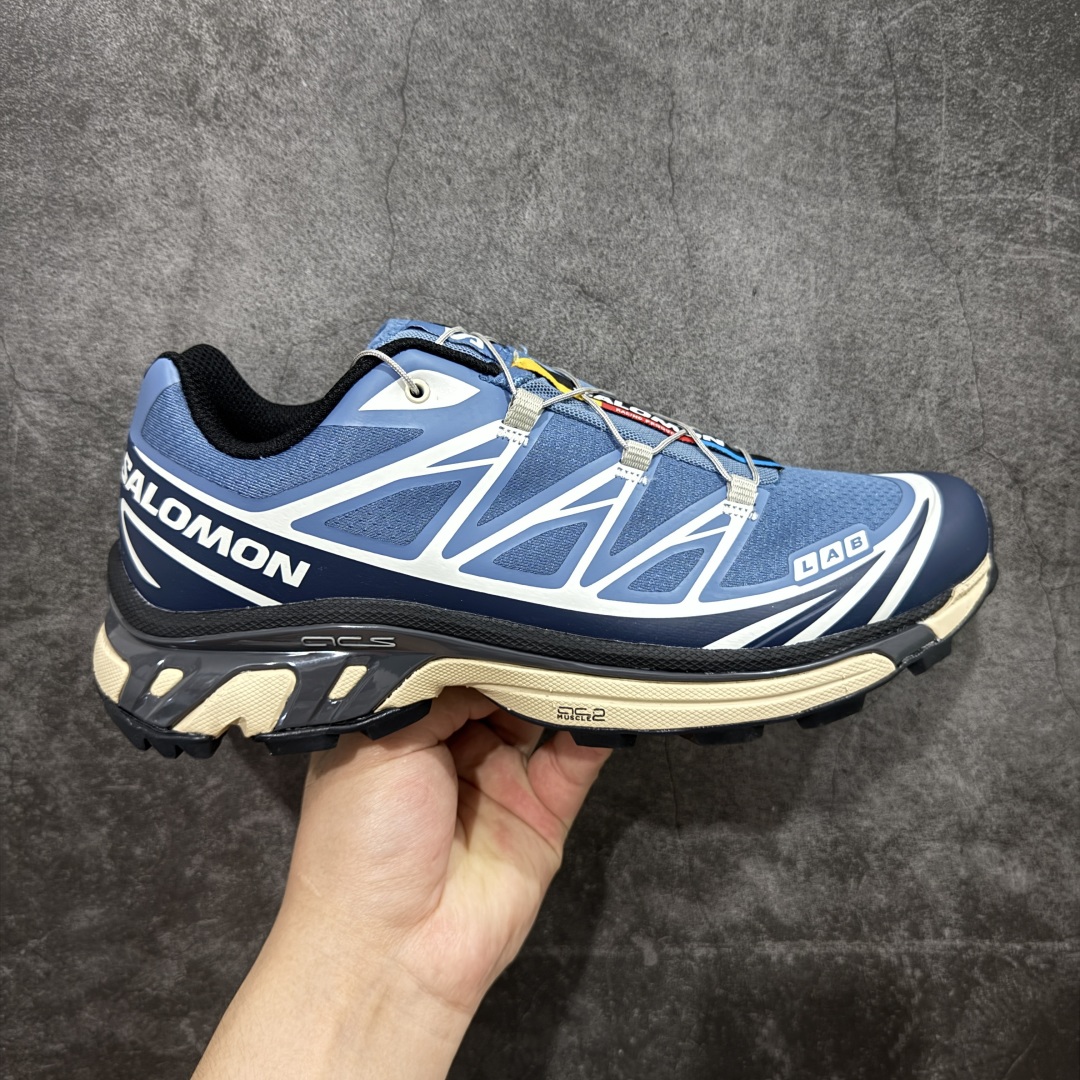 【PZ纯原】SALOMON XT-6 萨洛蒙潮流越野机能户外功能鞋 风尚千蓝 473816 全新版本出货 好货不怕晚 品质 细节 材料都是肉眼可以见! 售前售后也是其它工厂无法匹敌! 纯原外贸平台特供订单 耗时半年巨作 全套原纸板楦头开发 原厂特供网布配套加持 确保原汁原味 完美呈现版型 原档数据独家私模五层组合大底 原装Ortholite轻量化鞋垫 中底布带钢印编号 原厂TPU锁扣 进口港宝加持 后跟自然饱满 还原公司包裹性 鞋面以“锯齿”状的包裹系统呈现 在基色底之下加入了各种色点缀 将公司的最新技术和时尚前卫的造型融入耐用的长跑款式中 鞋面由 TPU 薄膜制成 并焊接在高耐磨网眼上 使其既时尚又坚固 由 ACS底盘支撑 可增强稳定性和支撑力 以及由橡胶凸耳 Contragrip外底覆盖的 EVA 缓冲中底 旨在应对崎岖的地形 鞋舌上的彩色Salomon 标签、Quicklace 系统以及鞋头、鞋舌和鞋跟上的附加品牌使细节更加完美 让穿着者可以轻松驾驭户外与通勤下的任何运动生活场景 无缝鞋身户外随意纵横 颜值与脚感兼备 出街通勤 绝对非常吸睛 你值得拥有 尺码:36 36.5 37.5 38 38.5 39 40 40.5 41 42 42.5 43 44 44.5 45-选品中心