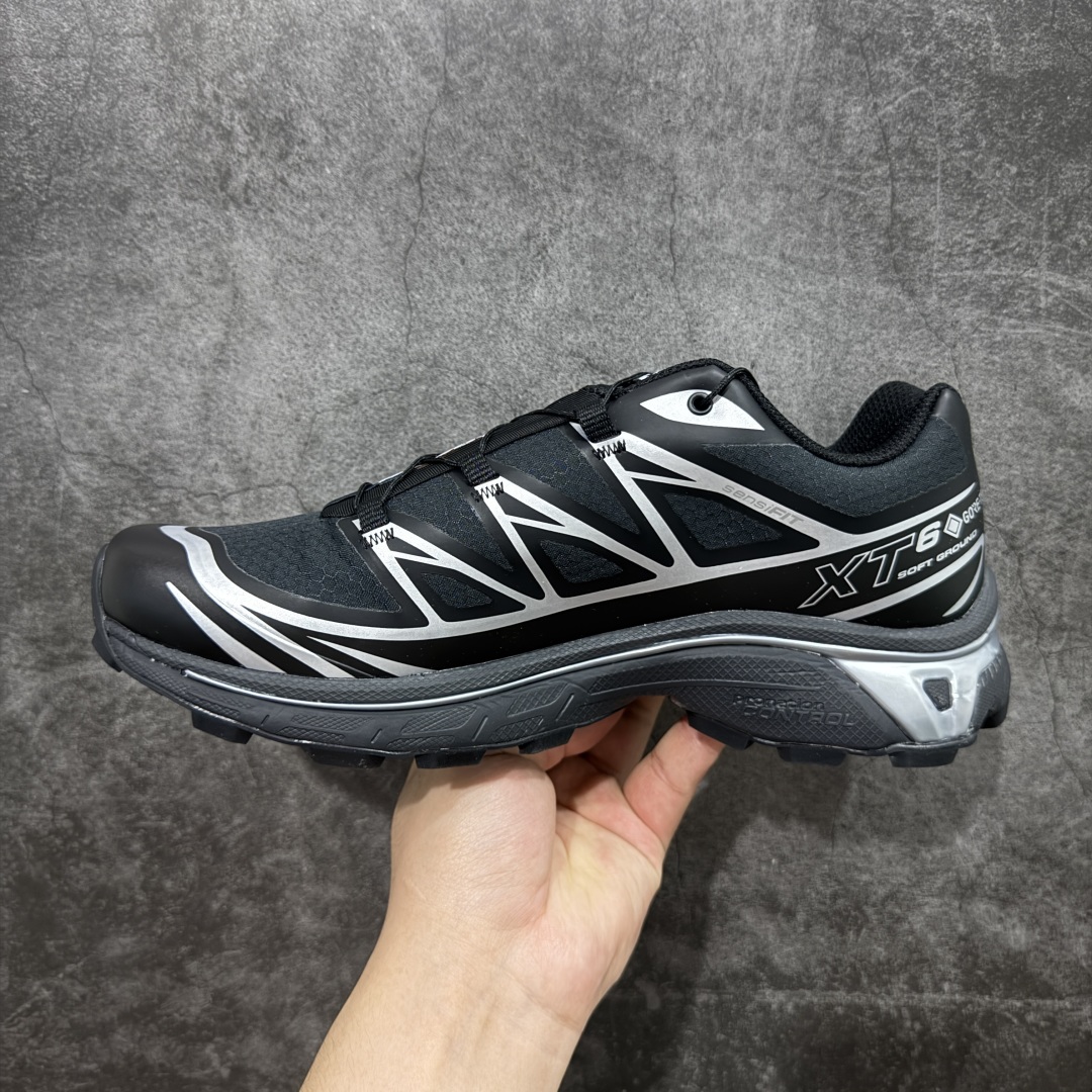 图片[2]-【PZ纯原】SALOMON XT-6 GTX 萨洛蒙潮流越野机能户外功能鞋 防水黑银 474506 全新版本出货 好货不怕晚 品质 细节 材料都是肉眼可以见！ 售前售后也是其它工厂无法匹敌！ 纯原外贸平台特供订单 耗时半年巨作 全套原纸板楦头开发 原厂特供网布配套加持 确保原汁原味 完美呈现版型 原档数据独家私模五层组合大底 原装Ortholite轻量化鞋垫 中底布带钢印编号 原厂TPU锁扣 进口港宝加持 后跟自然饱满 还原公司包裹性 鞋面以“锯齿”状的包裹系统呈现 在基色底之下加入了各种色点缀 将公司的最新技术和时尚前卫的造型融入耐用的长跑款式中 鞋面由 TPU 薄膜制成 并焊接在高耐磨网眼上 使其既时尚又坚固 由 ACS底盘支撑 可增强稳定性和支撑力 以及由橡胶凸耳 Contragrip外底覆盖的 EVA 缓冲中底 旨在应对崎岖的地形 鞋舌上的彩色Salomon 标签、Quicklace 系统以及鞋头、鞋舌和鞋跟上的附加品牌使细节更加完美 让穿着者可以轻松驾驭户外与通勤下的任何运动生活场景 无缝鞋身户外随意纵横 颜值与脚感兼备 出街通勤 绝对非常吸睛 你值得拥有 尺码：36 36.5 37.5 38 38.5 39 40 40.5 41 42 42.5 43 44 44.5 45-选品中心