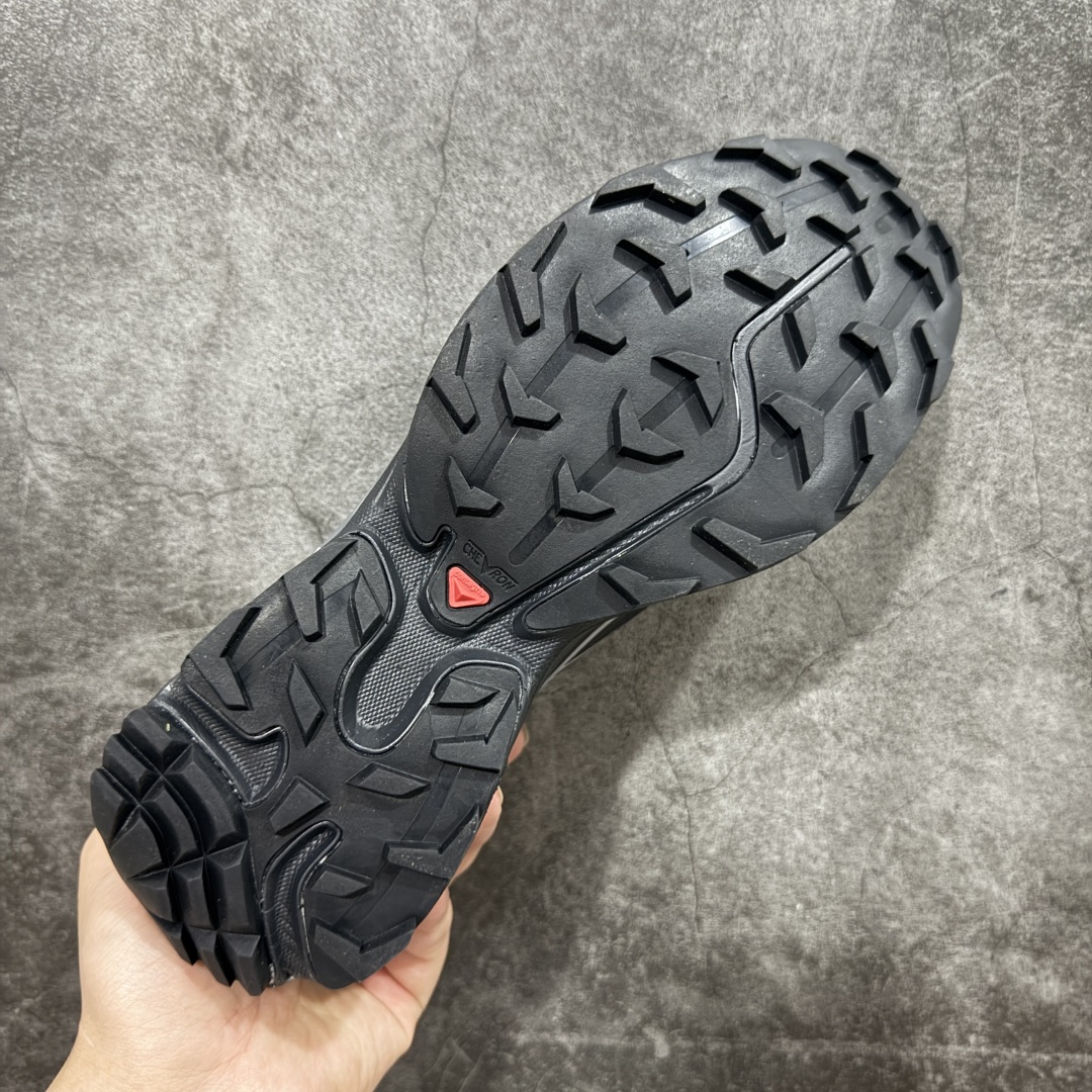 图片[9]-【PZ纯原】SALOMON XT-6 GTX 萨洛蒙潮流越野机能户外功能鞋 防水黑银 474506 全新版本出货 好货不怕晚 品质 细节 材料都是肉眼可以见！ 售前售后也是其它工厂无法匹敌！ 纯原外贸平台特供订单 耗时半年巨作 全套原纸板楦头开发 原厂特供网布配套加持 确保原汁原味 完美呈现版型 原档数据独家私模五层组合大底 原装Ortholite轻量化鞋垫 中底布带钢印编号 原厂TPU锁扣 进口港宝加持 后跟自然饱满 还原公司包裹性 鞋面以“锯齿”状的包裹系统呈现 在基色底之下加入了各种色点缀 将公司的最新技术和时尚前卫的造型融入耐用的长跑款式中 鞋面由 TPU 薄膜制成 并焊接在高耐磨网眼上 使其既时尚又坚固 由 ACS底盘支撑 可增强稳定性和支撑力 以及由橡胶凸耳 Contragrip外底覆盖的 EVA 缓冲中底 旨在应对崎岖的地形 鞋舌上的彩色Salomon 标签、Quicklace 系统以及鞋头、鞋舌和鞋跟上的附加品牌使细节更加完美 让穿着者可以轻松驾驭户外与通勤下的任何运动生活场景 无缝鞋身户外随意纵横 颜值与脚感兼备 出街通勤 绝对非常吸睛 你值得拥有 尺码：36 36.5 37.5 38 38.5 39 40 40.5 41 42 42.5 43 44 44.5 45-选品中心