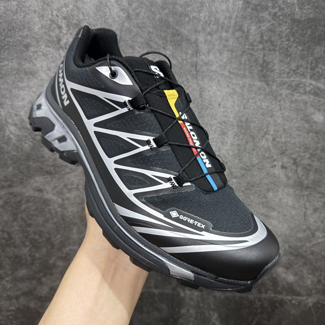 图片[3]-【PZ纯原】SALOMON XT-6 GTX 萨洛蒙潮流越野机能户外功能鞋 防水黑银 474506 全新版本出货 好货不怕晚 品质 细节 材料都是肉眼可以见！ 售前售后也是其它工厂无法匹敌！ 纯原外贸平台特供订单 耗时半年巨作 全套原纸板楦头开发 原厂特供网布配套加持 确保原汁原味 完美呈现版型 原档数据独家私模五层组合大底 原装Ortholite轻量化鞋垫 中底布带钢印编号 原厂TPU锁扣 进口港宝加持 后跟自然饱满 还原公司包裹性 鞋面以“锯齿”状的包裹系统呈现 在基色底之下加入了各种色点缀 将公司的最新技术和时尚前卫的造型融入耐用的长跑款式中 鞋面由 TPU 薄膜制成 并焊接在高耐磨网眼上 使其既时尚又坚固 由 ACS底盘支撑 可增强稳定性和支撑力 以及由橡胶凸耳 Contragrip外底覆盖的 EVA 缓冲中底 旨在应对崎岖的地形 鞋舌上的彩色Salomon 标签、Quicklace 系统以及鞋头、鞋舌和鞋跟上的附加品牌使细节更加完美 让穿着者可以轻松驾驭户外与通勤下的任何运动生活场景 无缝鞋身户外随意纵横 颜值与脚感兼备 出街通勤 绝对非常吸睛 你值得拥有 尺码：36 36.5 37.5 38 38.5 39 40 40.5 41 42 42.5 43 44 44.5 45-选品中心