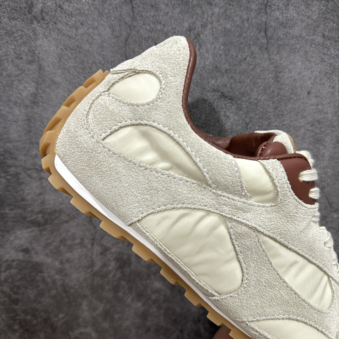 图片[7]-【广东纯原版本】Bottega Veneta 葆蝶家 BV Orbit 复古休闲运动鞋 低调的奢华 极简的美学 Bottega Veneta Orbit 复古休闲运动鞋以品牌标志性的高级质感重新定义经典。鞋身采用科技网布+牛反绒皮打造，流畅的线条搭配略微宽大的廓形，营造出慵懒而不失精致的复古氛围。细节处融入BV标志性的编织元素，低调点缀于鞋舌或后跟，彰显内敛的高级感。TPU鞋底不仅提供舒适的脚感，更悄悄拉长腿部线条，无论是搭配阔腿牛仔裤、慵懒针织裙，还是利落的西装裤，都能轻松提升整体造型的质感。 配色上，Orbit系列延续了BV一贯的中性美学，经典色调，百搭又耐看。刘雯等时尚icon的多次演绎，让这双鞋成为「不费力时髦」的代名词——它不张扬，却自带气场，完美适配从日常通勤到周末休闲的多种场景。 🔹面料 ： 原版定制科技网布+牛反绒皮 🔹鞋底 ： 原版开模tpu 🔹尺码： 35-40-选品中心