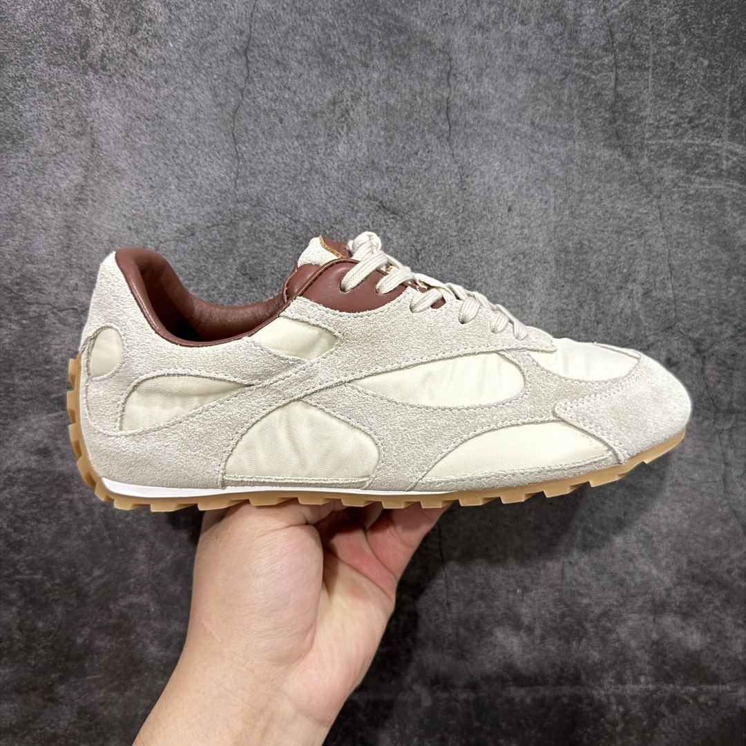 【广东纯原版本】Bottega Veneta 葆蝶家 BV Orbit 复古休闲运动鞋 低调的奢华 极简的美学 Bottega Veneta Orbit 复古休闲运动鞋以品牌标志性的高级质感重新定义经典。鞋身采用科技网布+牛反绒皮打造,流畅的线条搭配略微宽大的廓形,营造出慵懒而不失精致的复古氛围。细节处融入BV标志性的编织元素,低调点缀于鞋舌或后跟,彰显内敛的高级感。TPU鞋底不仅提供舒适的脚感,更悄悄拉长腿部线条,无论是搭配阔腿牛仔裤、慵懒针织裙,还是利落的西装裤,都能轻松提升整体造型的质感。 配色上,Orbit系列延续了BV一贯的中性美学,经典色调,百搭又耐看。刘雯等时尚icon的多次演绎,让这双鞋成为「不费力时髦」的代名词——它不张扬,却自带气场,完美适配从日常通勤到周末休闲的多种场景。 🔹面料 : 原版定制科技网布+牛反绒皮 🔹鞋底 : 原版开模tpu 🔹尺码: 35-40-选品中心