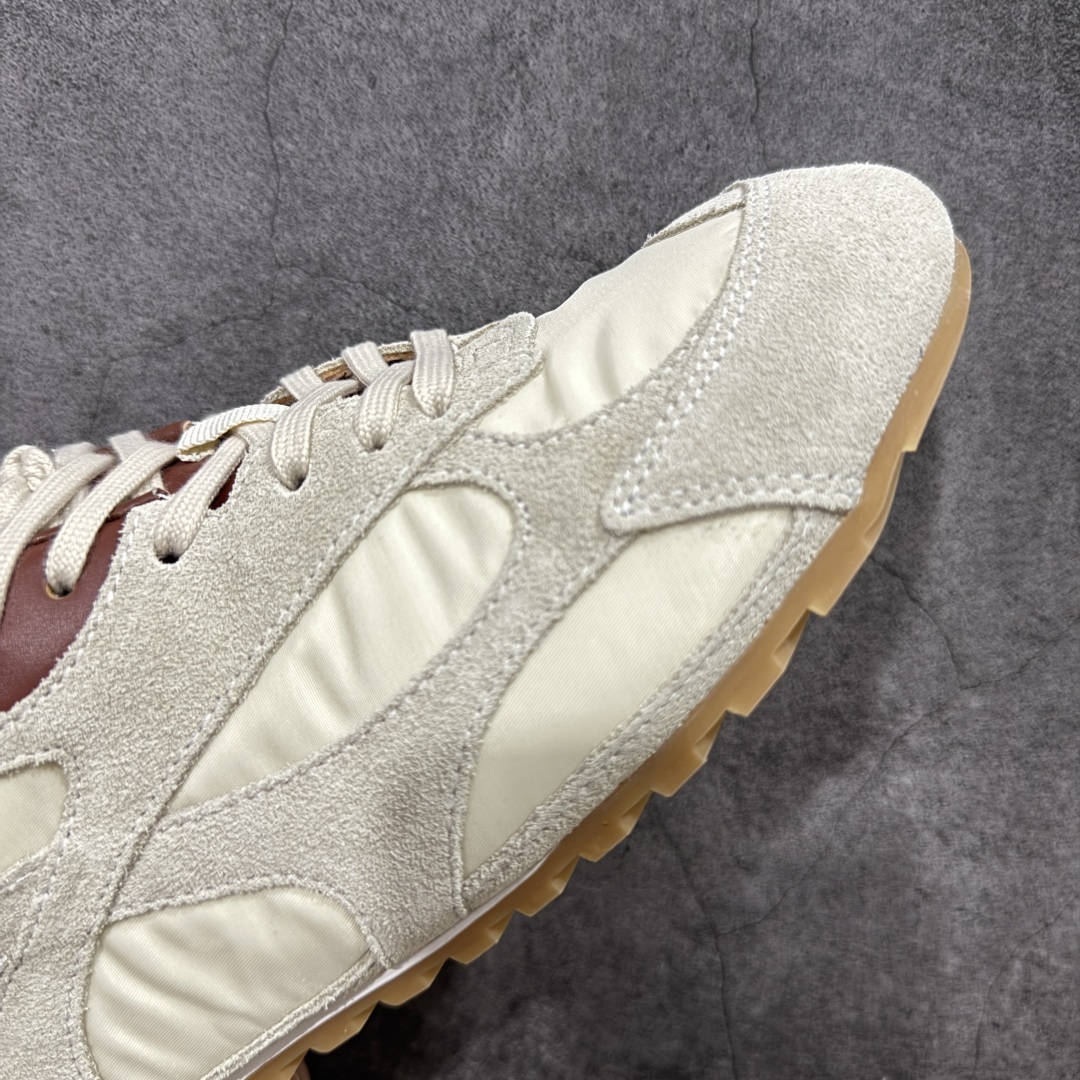 图片[6]-【广东纯原版本】Bottega Veneta 葆蝶家 BV Orbit 复古休闲运动鞋 低调的奢华 极简的美学 Bottega Veneta Orbit 复古休闲运动鞋以品牌标志性的高级质感重新定义经典。鞋身采用科技网布+牛反绒皮打造，流畅的线条搭配略微宽大的廓形，营造出慵懒而不失精致的复古氛围。细节处融入BV标志性的编织元素，低调点缀于鞋舌或后跟，彰显内敛的高级感。TPU鞋底不仅提供舒适的脚感，更悄悄拉长腿部线条，无论是搭配阔腿牛仔裤、慵懒针织裙，还是利落的西装裤，都能轻松提升整体造型的质感。 配色上，Orbit系列延续了BV一贯的中性美学，经典色调，百搭又耐看。刘雯等时尚icon的多次演绎，让这双鞋成为「不费力时髦」的代名词——它不张扬，却自带气场，完美适配从日常通勤到周末休闲的多种场景。 🔹面料 ： 原版定制科技网布+牛反绒皮 🔹鞋底 ： 原版开模tpu 🔹尺码： 35-40-选品中心