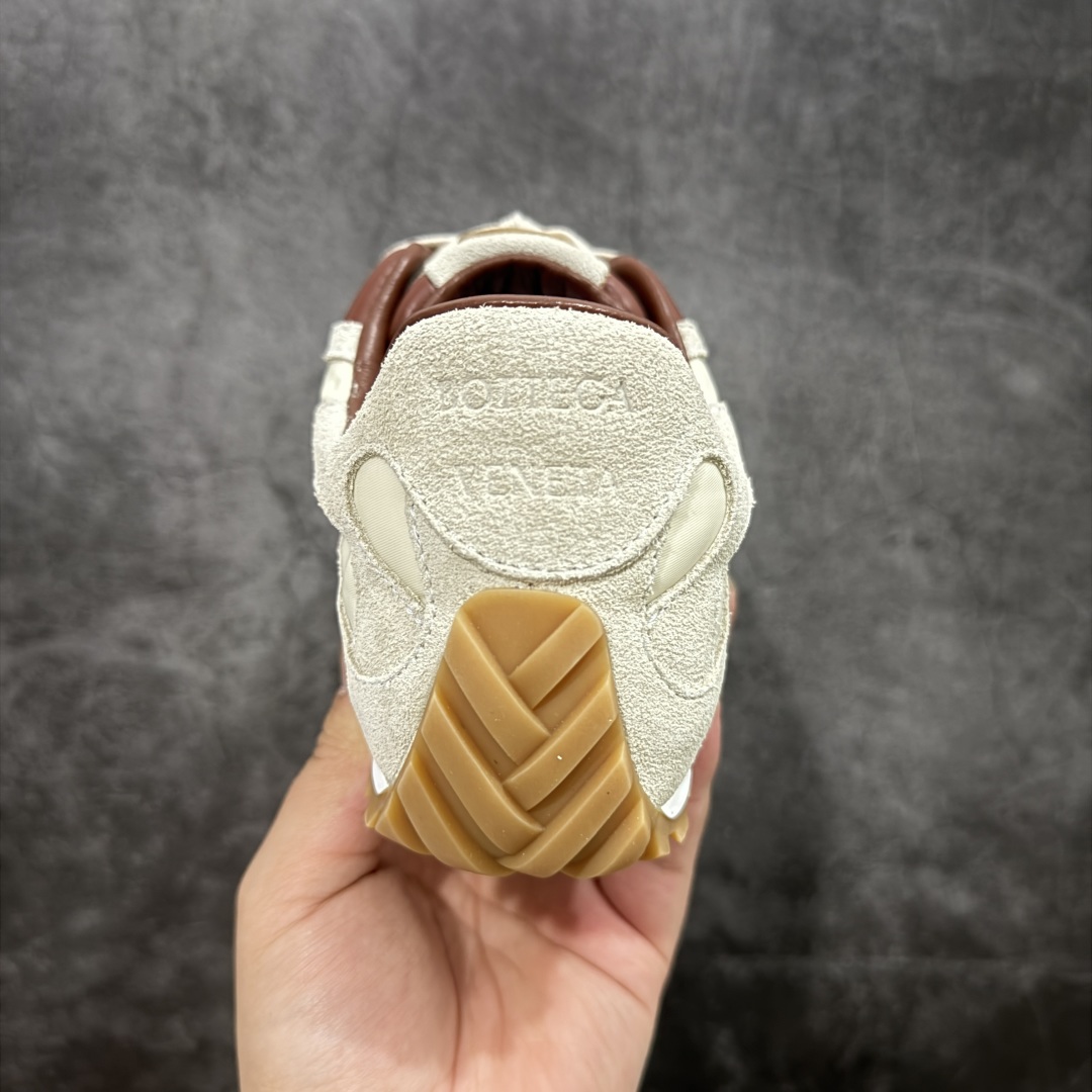 图片[4]-【广东纯原版本】Bottega Veneta 葆蝶家 BV Orbit 复古休闲运动鞋 低调的奢华 极简的美学 Bottega Veneta Orbit 复古休闲运动鞋以品牌标志性的高级质感重新定义经典。鞋身采用科技网布+牛反绒皮打造，流畅的线条搭配略微宽大的廓形，营造出慵懒而不失精致的复古氛围。细节处融入BV标志性的编织元素，低调点缀于鞋舌或后跟，彰显内敛的高级感。TPU鞋底不仅提供舒适的脚感，更悄悄拉长腿部线条，无论是搭配阔腿牛仔裤、慵懒针织裙，还是利落的西装裤，都能轻松提升整体造型的质感。 配色上，Orbit系列延续了BV一贯的中性美学，经典色调，百搭又耐看。刘雯等时尚icon的多次演绎，让这双鞋成为「不费力时髦」的代名词——它不张扬，却自带气场，完美适配从日常通勤到周末休闲的多种场景。 🔹面料 ： 原版定制科技网布+牛反绒皮 🔹鞋底 ： 原版开模tpu 🔹尺码： 35-40-选品中心