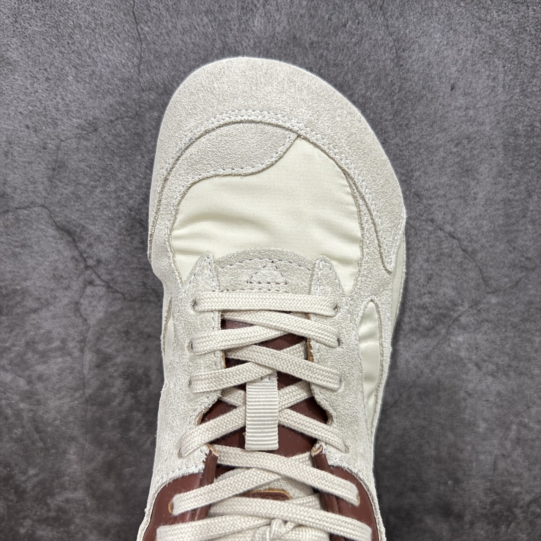 图片[5]-【广东纯原版本】Bottega Veneta 葆蝶家 BV Orbit 复古休闲运动鞋 低调的奢华 极简的美学 Bottega Veneta Orbit 复古休闲运动鞋以品牌标志性的高级质感重新定义经典。鞋身采用科技网布+牛反绒皮打造，流畅的线条搭配略微宽大的廓形，营造出慵懒而不失精致的复古氛围。细节处融入BV标志性的编织元素，低调点缀于鞋舌或后跟，彰显内敛的高级感。TPU鞋底不仅提供舒适的脚感，更悄悄拉长腿部线条，无论是搭配阔腿牛仔裤、慵懒针织裙，还是利落的西装裤，都能轻松提升整体造型的质感。 配色上，Orbit系列延续了BV一贯的中性美学，经典色调，百搭又耐看。刘雯等时尚icon的多次演绎，让这双鞋成为「不费力时髦」的代名词——它不张扬，却自带气场，完美适配从日常通勤到周末休闲的多种场景。 🔹面料 ： 原版定制科技网布+牛反绒皮 🔹鞋底 ： 原版开模tpu 🔹尺码： 35-40-选品中心