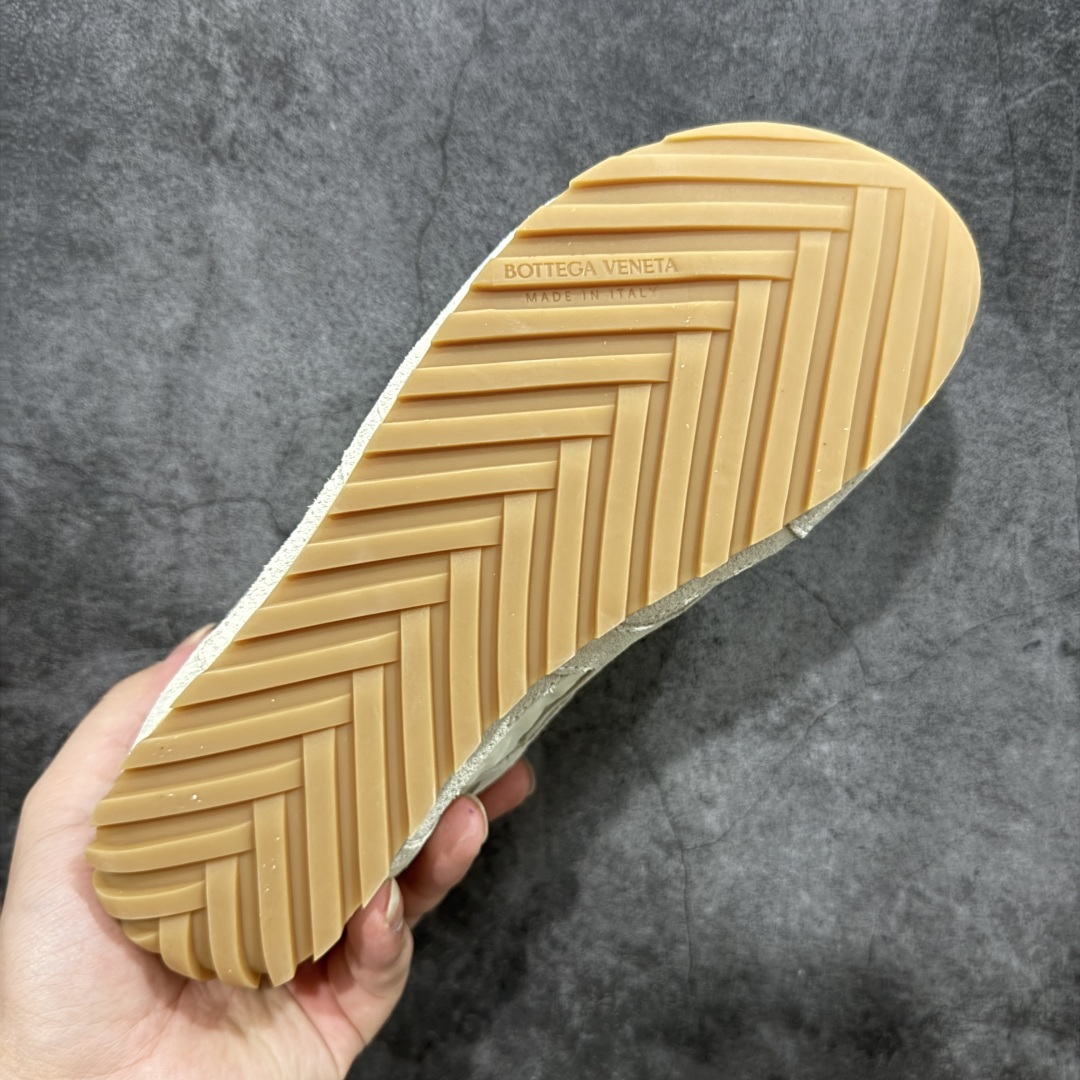 图片[9]-【广东纯原版本】Bottega Veneta 葆蝶家 BV Orbit 复古休闲运动鞋 低调的奢华 极简的美学 Bottega Veneta Orbit 复古休闲运动鞋以品牌标志性的高级质感重新定义经典。鞋身采用科技网布+牛反绒皮打造，流畅的线条搭配略微宽大的廓形，营造出慵懒而不失精致的复古氛围。细节处融入BV标志性的编织元素，低调点缀于鞋舌或后跟，彰显内敛的高级感。TPU鞋底不仅提供舒适的脚感，更悄悄拉长腿部线条，无论是搭配阔腿牛仔裤、慵懒针织裙，还是利落的西装裤，都能轻松提升整体造型的质感。 配色上，Orbit系列延续了BV一贯的中性美学，经典色调，百搭又耐看。刘雯等时尚icon的多次演绎，让这双鞋成为「不费力时髦」的代名词——它不张扬，却自带气场，完美适配从日常通勤到周末休闲的多种场景。 🔹面料 ： 原版定制科技网布+牛反绒皮 🔹鞋底 ： 原版开模tpu 🔹尺码： 35-40-选品中心