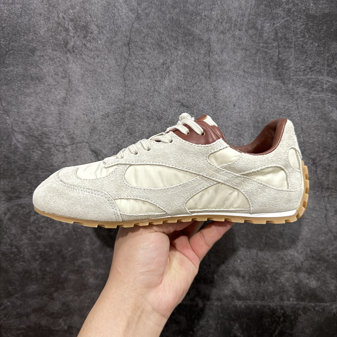 图片[2]-【广东纯原版本】Bottega Veneta 葆蝶家 BV Orbit 复古休闲运动鞋 低调的奢华 极简的美学 Bottega Veneta Orbit 复古休闲运动鞋以品牌标志性的高级质感重新定义经典。鞋身采用科技网布+牛反绒皮打造，流畅的线条搭配略微宽大的廓形，营造出慵懒而不失精致的复古氛围。细节处融入BV标志性的编织元素，低调点缀于鞋舌或后跟，彰显内敛的高级感。TPU鞋底不仅提供舒适的脚感，更悄悄拉长腿部线条，无论是搭配阔腿牛仔裤、慵懒针织裙，还是利落的西装裤，都能轻松提升整体造型的质感。 配色上，Orbit系列延续了BV一贯的中性美学，经典色调，百搭又耐看。刘雯等时尚icon的多次演绎，让这双鞋成为「不费力时髦」的代名词——它不张扬，却自带气场，完美适配从日常通勤到周末休闲的多种场景。 🔹面料 ： 原版定制科技网布+牛反绒皮 🔹鞋底 ： 原版开模tpu 🔹尺码： 35-40-选品中心