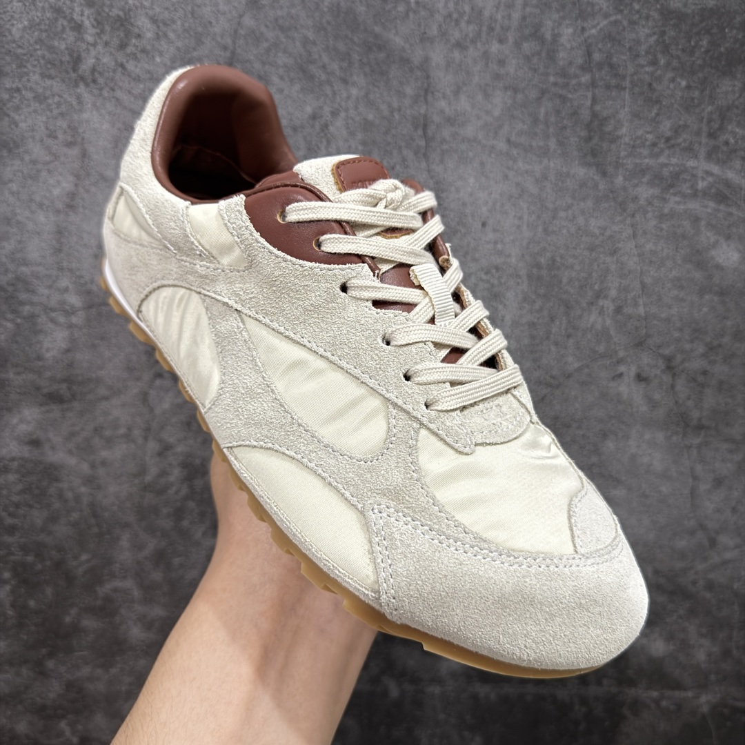 图片[3]-【广东纯原版本】Bottega Veneta 葆蝶家 BV Orbit 复古休闲运动鞋 低调的奢华 极简的美学 Bottega Veneta Orbit 复古休闲运动鞋以品牌标志性的高级质感重新定义经典。鞋身采用科技网布+牛反绒皮打造，流畅的线条搭配略微宽大的廓形，营造出慵懒而不失精致的复古氛围。细节处融入BV标志性的编织元素，低调点缀于鞋舌或后跟，彰显内敛的高级感。TPU鞋底不仅提供舒适的脚感，更悄悄拉长腿部线条，无论是搭配阔腿牛仔裤、慵懒针织裙，还是利落的西装裤，都能轻松提升整体造型的质感。 配色上，Orbit系列延续了BV一贯的中性美学，经典色调，百搭又耐看。刘雯等时尚icon的多次演绎，让这双鞋成为「不费力时髦」的代名词——它不张扬，却自带气场，完美适配从日常通勤到周末休闲的多种场景。 🔹面料 ： 原版定制科技网布+牛反绒皮 🔹鞋底 ： 原版开模tpu 🔹尺码： 35-40-选品中心