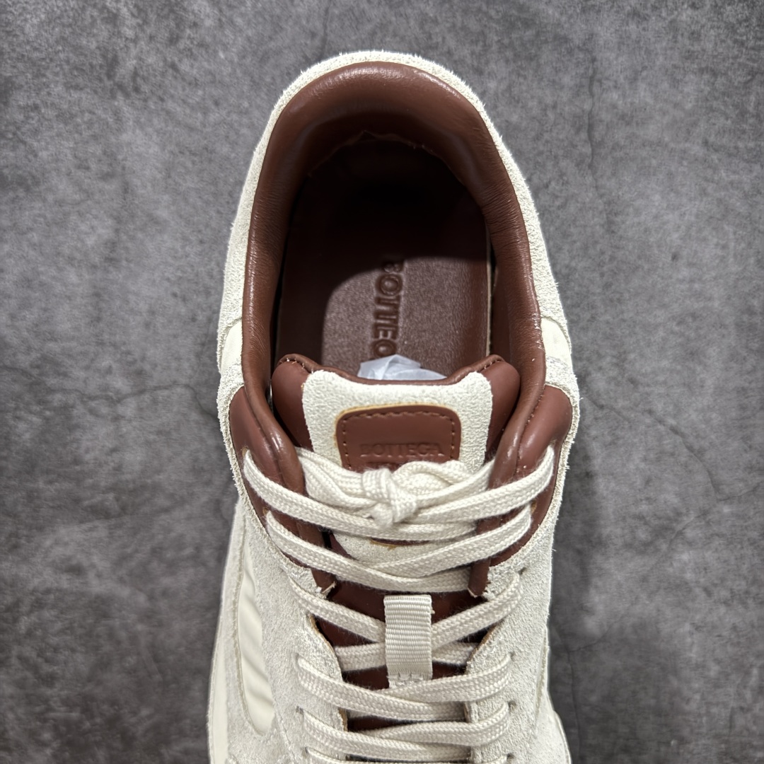 图片[8]-【广东纯原版本】Bottega Veneta 葆蝶家 BV Orbit 复古休闲运动鞋 低调的奢华 极简的美学 Bottega Veneta Orbit 复古休闲运动鞋以品牌标志性的高级质感重新定义经典。鞋身采用科技网布+牛反绒皮打造，流畅的线条搭配略微宽大的廓形，营造出慵懒而不失精致的复古氛围。细节处融入BV标志性的编织元素，低调点缀于鞋舌或后跟，彰显内敛的高级感。TPU鞋底不仅提供舒适的脚感，更悄悄拉长腿部线条，无论是搭配阔腿牛仔裤、慵懒针织裙，还是利落的西装裤，都能轻松提升整体造型的质感。 配色上，Orbit系列延续了BV一贯的中性美学，经典色调，百搭又耐看。刘雯等时尚icon的多次演绎，让这双鞋成为「不费力时髦」的代名词——它不张扬，却自带气场，完美适配从日常通勤到周末休闲的多种场景。 🔹面料 ： 原版定制科技网布+牛反绒皮 🔹鞋底 ： 原版开模tpu 🔹尺码： 35-40-选品中心