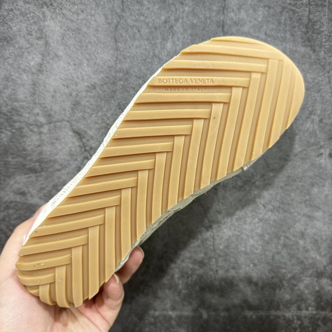 图片[9]-【广东纯原版本】Bottega Veneta 葆蝶家 BV Orbit 复古休闲运动鞋 低调的奢华 极简的美学 Bottega Veneta Orbit 复古休闲运动鞋以品牌标志性的高级质感重新定义经典。鞋身采用科技网布+牛反绒皮打造，流畅的线条搭配略微宽大的廓形，营造出慵懒而不失精致的复古氛围。细节处融入BV标志性的编织元素，低调点缀于鞋舌或后跟，彰显内敛的高级感。TPU鞋底不仅提供舒适的脚感，更悄悄拉长腿部线条，无论是搭配阔腿牛仔裤、慵懒针织裙，还是利落的西装裤，都能轻松提升整体造型的质感。 配色上，Orbit系列延续了BV一贯的中性美学，经典色调，百搭又耐看。刘雯等时尚icon的多次演绎，让这双鞋成为「不费力时髦」的代名词——它不张扬，却自带气场，完美适配从日常通勤到周末休闲的多种场景。 🔹面料 ： 原版定制科技网布+牛反绒皮 🔹鞋底 ： 原版开模tpu 🔹尺码： 35-40-选品中心