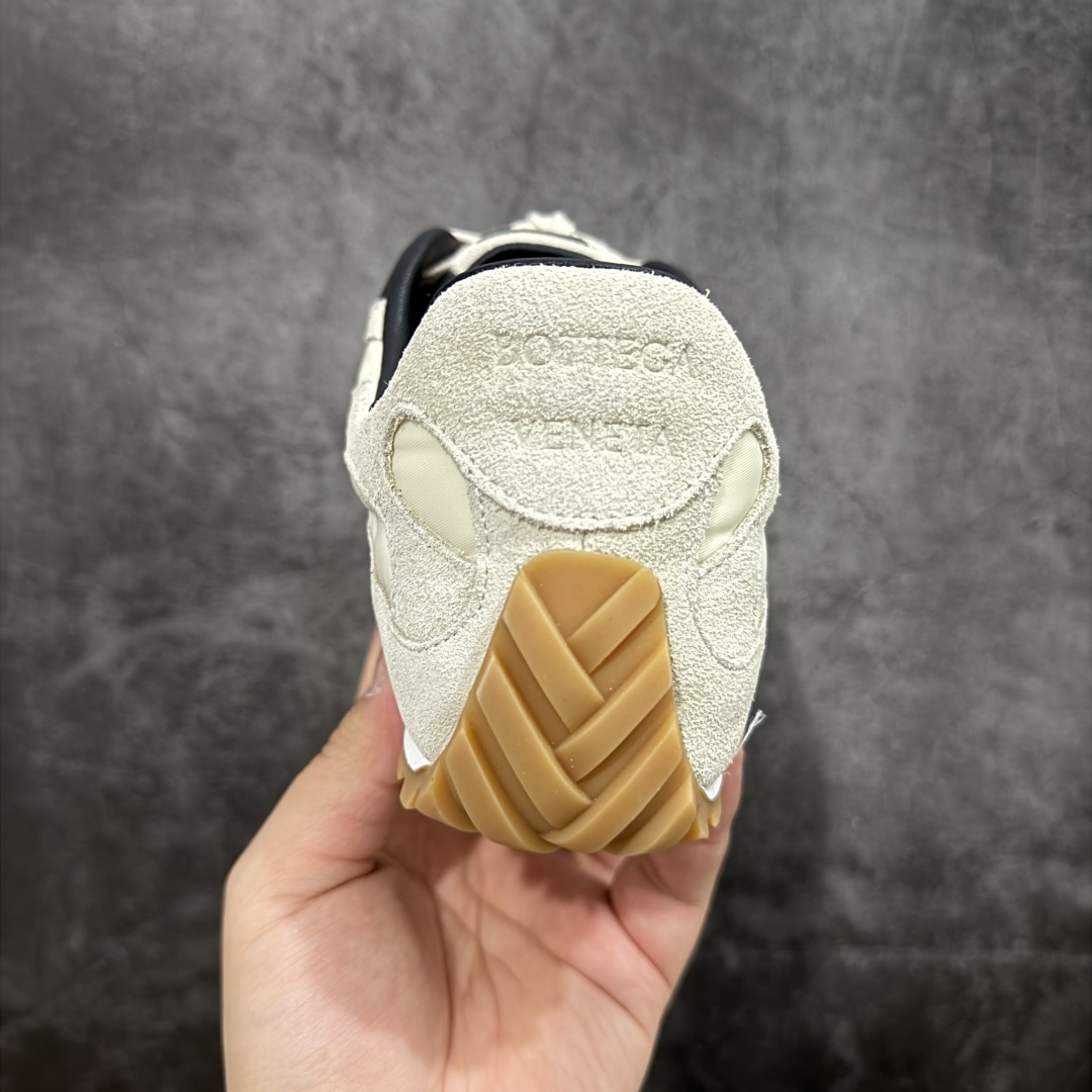 图片[4]-【广东纯原版本】Bottega Veneta 葆蝶家 BV Orbit 复古休闲运动鞋 低调的奢华 极简的美学 Bottega Veneta Orbit 复古休闲运动鞋以品牌标志性的高级质感重新定义经典。鞋身采用科技网布+牛反绒皮打造，流畅的线条搭配略微宽大的廓形，营造出慵懒而不失精致的复古氛围。细节处融入BV标志性的编织元素，低调点缀于鞋舌或后跟，彰显内敛的高级感。TPU鞋底不仅提供舒适的脚感，更悄悄拉长腿部线条，无论是搭配阔腿牛仔裤、慵懒针织裙，还是利落的西装裤，都能轻松提升整体造型的质感。 配色上，Orbit系列延续了BV一贯的中性美学，经典色调，百搭又耐看。刘雯等时尚icon的多次演绎，让这双鞋成为「不费力时髦」的代名词——它不张扬，却自带气场，完美适配从日常通勤到周末休闲的多种场景。 🔹面料 ： 原版定制科技网布+牛反绒皮 🔹鞋底 ： 原版开模tpu 🔹尺码： 35-40-选品中心