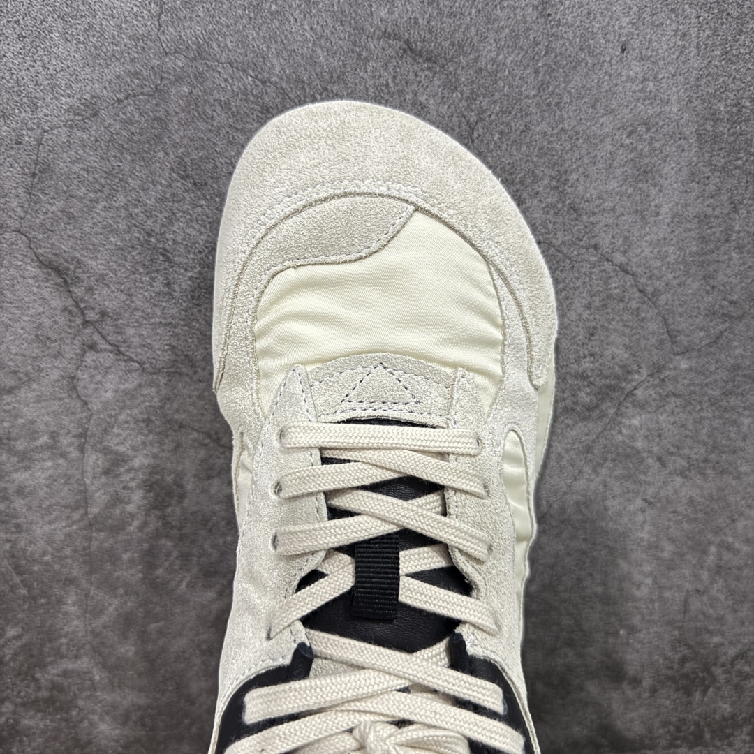 图片[5]-【广东纯原版本】Bottega Veneta 葆蝶家 BV Orbit 复古休闲运动鞋 低调的奢华 极简的美学 Bottega Veneta Orbit 复古休闲运动鞋以品牌标志性的高级质感重新定义经典。鞋身采用科技网布+牛反绒皮打造，流畅的线条搭配略微宽大的廓形，营造出慵懒而不失精致的复古氛围。细节处融入BV标志性的编织元素，低调点缀于鞋舌或后跟，彰显内敛的高级感。TPU鞋底不仅提供舒适的脚感，更悄悄拉长腿部线条，无论是搭配阔腿牛仔裤、慵懒针织裙，还是利落的西装裤，都能轻松提升整体造型的质感。 配色上，Orbit系列延续了BV一贯的中性美学，经典色调，百搭又耐看。刘雯等时尚icon的多次演绎，让这双鞋成为「不费力时髦」的代名词——它不张扬，却自带气场，完美适配从日常通勤到周末休闲的多种场景。 🔹面料 ： 原版定制科技网布+牛反绒皮 🔹鞋底 ： 原版开模tpu 🔹尺码： 35-40-选品中心