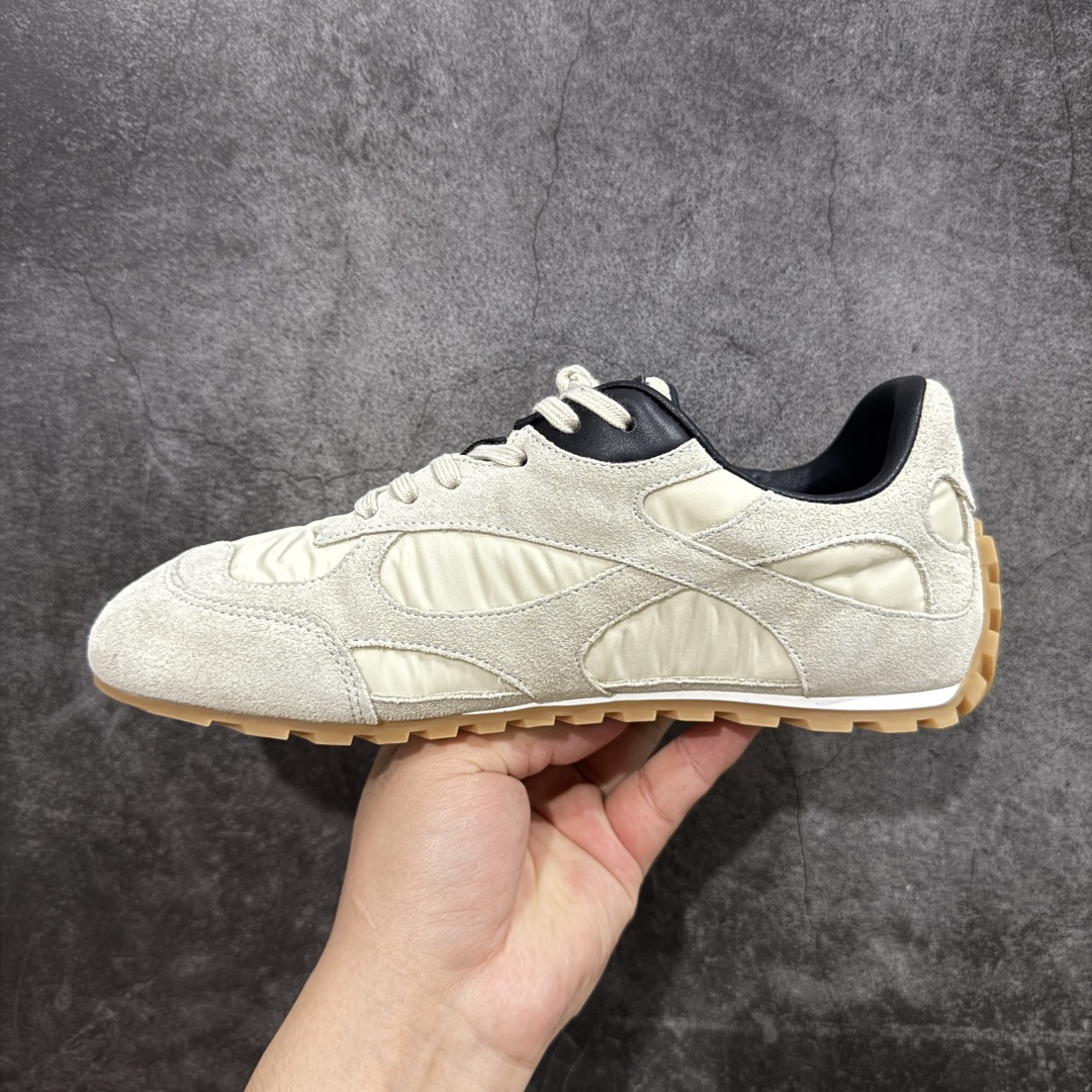 图片[2]-【广东纯原版本】Bottega Veneta 葆蝶家 BV Orbit 复古休闲运动鞋 低调的奢华 极简的美学 Bottega Veneta Orbit 复古休闲运动鞋以品牌标志性的高级质感重新定义经典。鞋身采用科技网布+牛反绒皮打造，流畅的线条搭配略微宽大的廓形，营造出慵懒而不失精致的复古氛围。细节处融入BV标志性的编织元素，低调点缀于鞋舌或后跟，彰显内敛的高级感。TPU鞋底不仅提供舒适的脚感，更悄悄拉长腿部线条，无论是搭配阔腿牛仔裤、慵懒针织裙，还是利落的西装裤，都能轻松提升整体造型的质感。 配色上，Orbit系列延续了BV一贯的中性美学，经典色调，百搭又耐看。刘雯等时尚icon的多次演绎，让这双鞋成为「不费力时髦」的代名词——它不张扬，却自带气场，完美适配从日常通勤到周末休闲的多种场景。 🔹面料 ： 原版定制科技网布+牛反绒皮 🔹鞋底 ： 原版开模tpu 🔹尺码： 35-40-选品中心