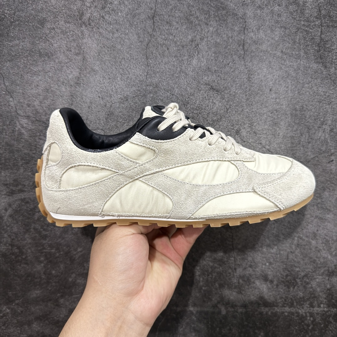 【广东纯原版本】Bottega Veneta 葆蝶家 BV Orbit 复古休闲运动鞋 低调的奢华 极简的美学 Bottega Veneta Orbit 复古休闲运动鞋以品牌标志性的高级质感重新定义经典。鞋身采用科技网布+牛反绒皮打造,流畅的线条搭配略微宽大的廓形,营造出慵懒而不失精致的复古氛围。细节处融入BV标志性的编织元素,低调点缀于鞋舌或后跟,彰显内敛的高级感。TPU鞋底不仅提供舒适的脚感,更悄悄拉长腿部线条,无论是搭配阔腿牛仔裤、慵懒针织裙,还是利落的西装裤,都能轻松提升整体造型的质感。 配色上,Orbit系列延续了BV一贯的中性美学,经典色调,百搭又耐看。刘雯等时尚icon的多次演绎,让这双鞋成为「不费力时髦」的代名词——它不张扬,却自带气场,完美适配从日常通勤到周末休闲的多种场景。 🔹面料 : 原版定制科技网布+牛反绒皮 🔹鞋底 : 原版开模tpu 🔹尺码: 35-40-选品中心