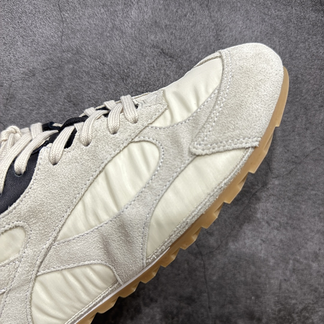 图片[6]-【广东纯原版本】Bottega Veneta 葆蝶家 BV Orbit 复古休闲运动鞋 低调的奢华 极简的美学 Bottega Veneta Orbit 复古休闲运动鞋以品牌标志性的高级质感重新定义经典。鞋身采用科技网布+牛反绒皮打造，流畅的线条搭配略微宽大的廓形，营造出慵懒而不失精致的复古氛围。细节处融入BV标志性的编织元素，低调点缀于鞋舌或后跟，彰显内敛的高级感。TPU鞋底不仅提供舒适的脚感，更悄悄拉长腿部线条，无论是搭配阔腿牛仔裤、慵懒针织裙，还是利落的西装裤，都能轻松提升整体造型的质感。 配色上，Orbit系列延续了BV一贯的中性美学，经典色调，百搭又耐看。刘雯等时尚icon的多次演绎，让这双鞋成为「不费力时髦」的代名词——它不张扬，却自带气场，完美适配从日常通勤到周末休闲的多种场景。 🔹面料 ： 原版定制科技网布+牛反绒皮 🔹鞋底 ： 原版开模tpu 🔹尺码： 35-40-选品中心