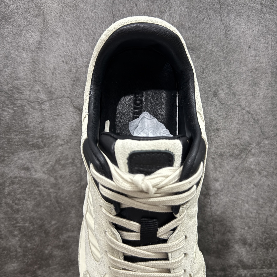 图片[8]-【广东纯原版本】Bottega Veneta 葆蝶家 BV Orbit 复古休闲运动鞋 低调的奢华 极简的美学 Bottega Veneta Orbit 复古休闲运动鞋以品牌标志性的高级质感重新定义经典。鞋身采用科技网布+牛反绒皮打造，流畅的线条搭配略微宽大的廓形，营造出慵懒而不失精致的复古氛围。细节处融入BV标志性的编织元素，低调点缀于鞋舌或后跟，彰显内敛的高级感。TPU鞋底不仅提供舒适的脚感，更悄悄拉长腿部线条，无论是搭配阔腿牛仔裤、慵懒针织裙，还是利落的西装裤，都能轻松提升整体造型的质感。 配色上，Orbit系列延续了BV一贯的中性美学，经典色调，百搭又耐看。刘雯等时尚icon的多次演绎，让这双鞋成为「不费力时髦」的代名词——它不张扬，却自带气场，完美适配从日常通勤到周末休闲的多种场景。 🔹面料 ： 原版定制科技网布+牛反绒皮 🔹鞋底 ： 原版开模tpu 🔹尺码： 35-40-选品中心