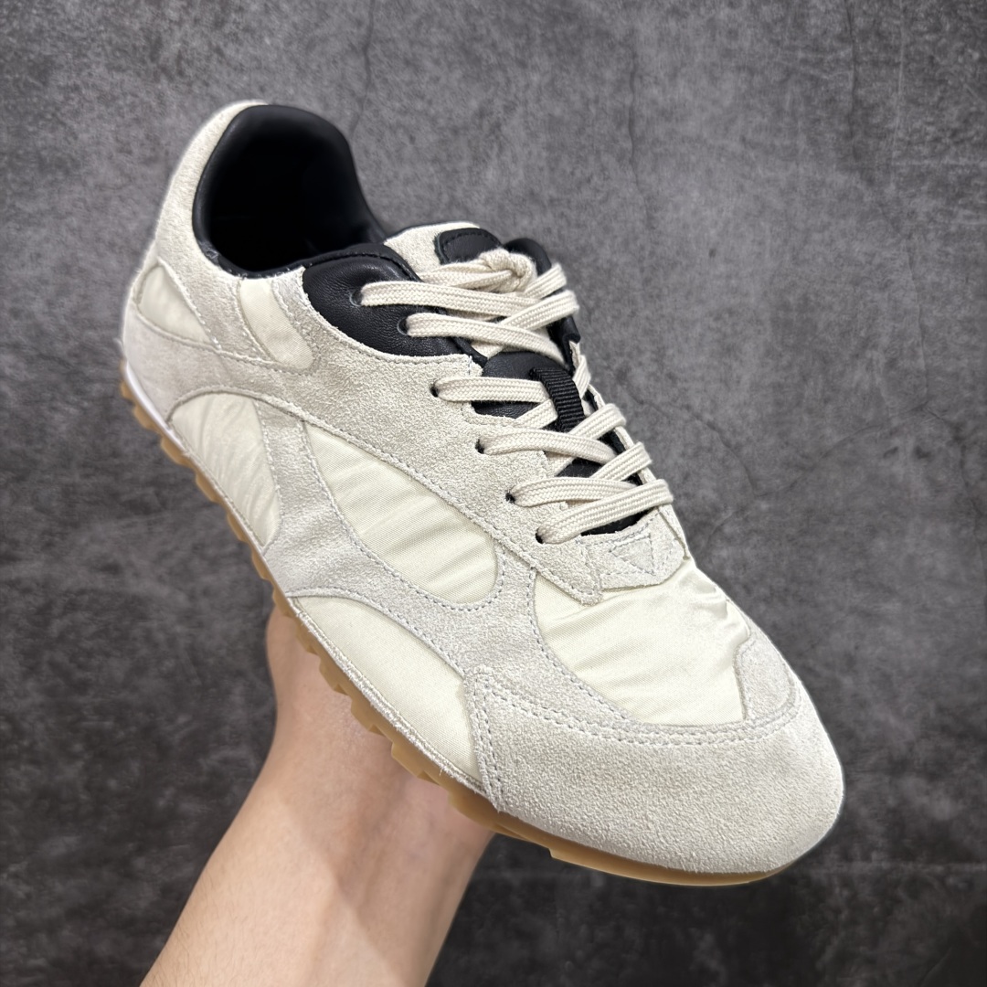 图片[3]-【广东纯原版本】Bottega Veneta 葆蝶家 BV Orbit 复古休闲运动鞋 低调的奢华 极简的美学 Bottega Veneta Orbit 复古休闲运动鞋以品牌标志性的高级质感重新定义经典。鞋身采用科技网布+牛反绒皮打造，流畅的线条搭配略微宽大的廓形，营造出慵懒而不失精致的复古氛围。细节处融入BV标志性的编织元素，低调点缀于鞋舌或后跟，彰显内敛的高级感。TPU鞋底不仅提供舒适的脚感，更悄悄拉长腿部线条，无论是搭配阔腿牛仔裤、慵懒针织裙，还是利落的西装裤，都能轻松提升整体造型的质感。 配色上，Orbit系列延续了BV一贯的中性美学，经典色调，百搭又耐看。刘雯等时尚icon的多次演绎，让这双鞋成为「不费力时髦」的代名词——它不张扬，却自带气场，完美适配从日常通勤到周末休闲的多种场景。 🔹面料 ： 原版定制科技网布+牛反绒皮 🔹鞋底 ： 原版开模tpu 🔹尺码： 35-40-选品中心