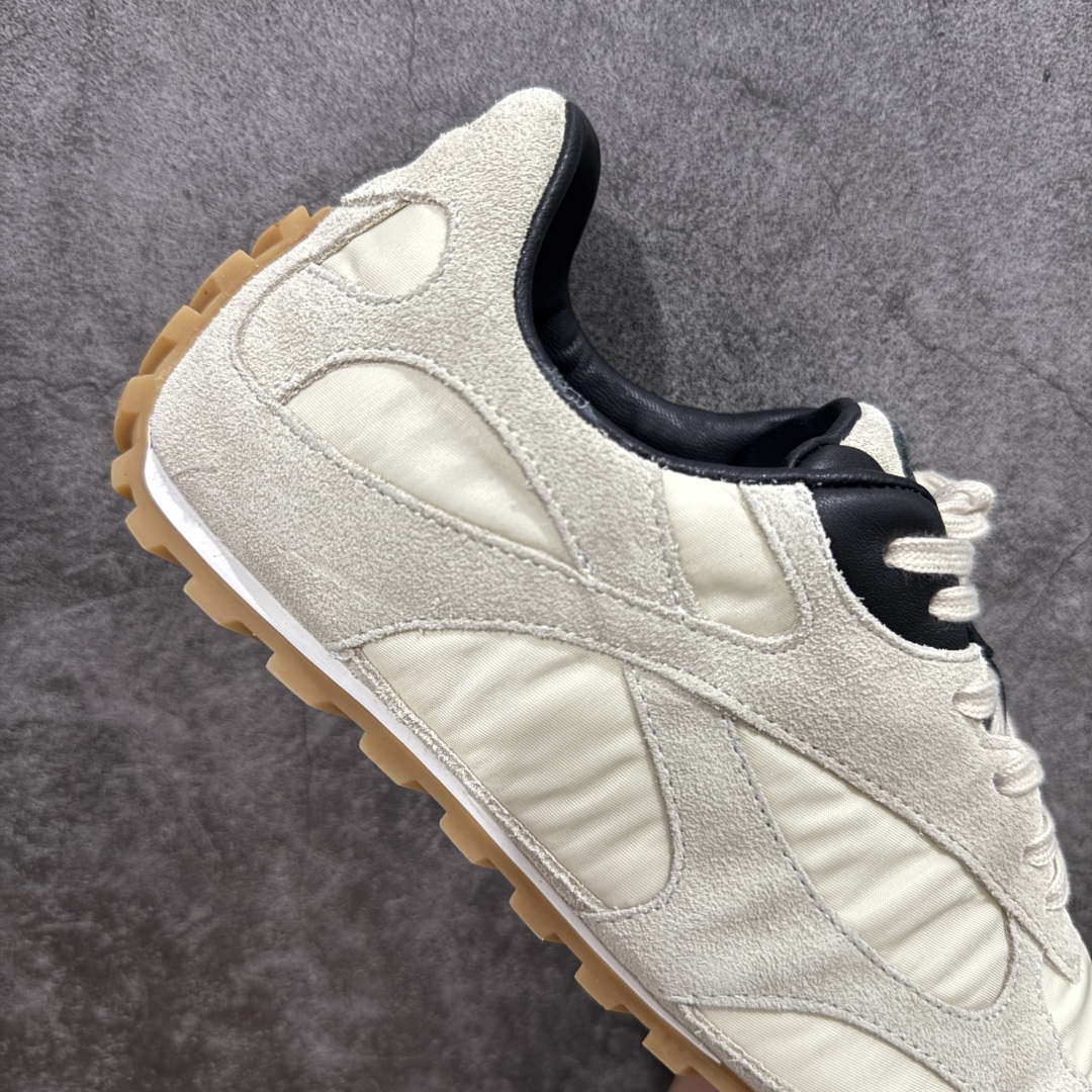 图片[7]-【广东纯原版本】Bottega Veneta 葆蝶家 BV Orbit 复古休闲运动鞋 低调的奢华 极简的美学 Bottega Veneta Orbit 复古休闲运动鞋以品牌标志性的高级质感重新定义经典。鞋身采用科技网布+牛反绒皮打造，流畅的线条搭配略微宽大的廓形，营造出慵懒而不失精致的复古氛围。细节处融入BV标志性的编织元素，低调点缀于鞋舌或后跟，彰显内敛的高级感。TPU鞋底不仅提供舒适的脚感，更悄悄拉长腿部线条，无论是搭配阔腿牛仔裤、慵懒针织裙，还是利落的西装裤，都能轻松提升整体造型的质感。 配色上，Orbit系列延续了BV一贯的中性美学，经典色调，百搭又耐看。刘雯等时尚icon的多次演绎，让这双鞋成为「不费力时髦」的代名词——它不张扬，却自带气场，完美适配从日常通勤到周末休闲的多种场景。 🔹面料 ： 原版定制科技网布+牛反绒皮 🔹鞋底 ： 原版开模tpu 🔹尺码： 35-40-选品中心