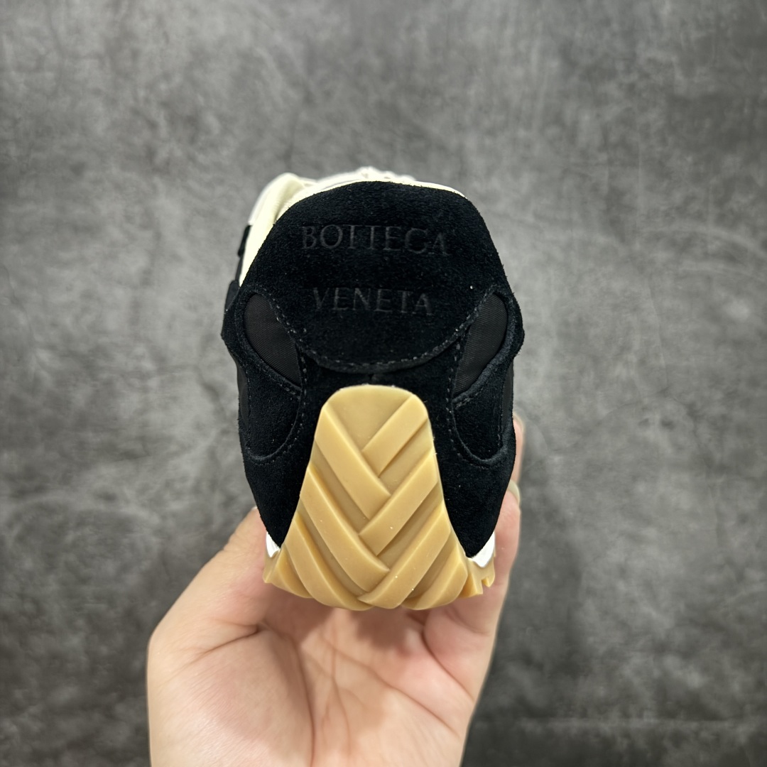 图片[4]-【广东纯原版本】Bottega Veneta 葆蝶家 BV Orbit 复古休闲运动鞋 低调的奢华 极简的美学 Bottega Veneta Orbit 复古休闲运动鞋以品牌标志性的高级质感重新定义经典。鞋身采用科技网布+牛反绒皮打造，流畅的线条搭配略微宽大的廓形，营造出慵懒而不失精致的复古氛围。细节处融入BV标志性的编织元素，低调点缀于鞋舌或后跟，彰显内敛的高级感。TPU鞋底不仅提供舒适的脚感，更悄悄拉长腿部线条，无论是搭配阔腿牛仔裤、慵懒针织裙，还是利落的西装裤，都能轻松提升整体造型的质感。 配色上，Orbit系列延续了BV一贯的中性美学，经典色调，百搭又耐看。刘雯等时尚icon的多次演绎，让这双鞋成为「不费力时髦」的代名词——它不张扬，却自带气场，完美适配从日常通勤到周末休闲的多种场景。 🔹面料 ： 原版定制科技网布+牛反绒皮 🔹鞋底 ： 原版开模tpu 🔹尺码： 35-40-选品中心