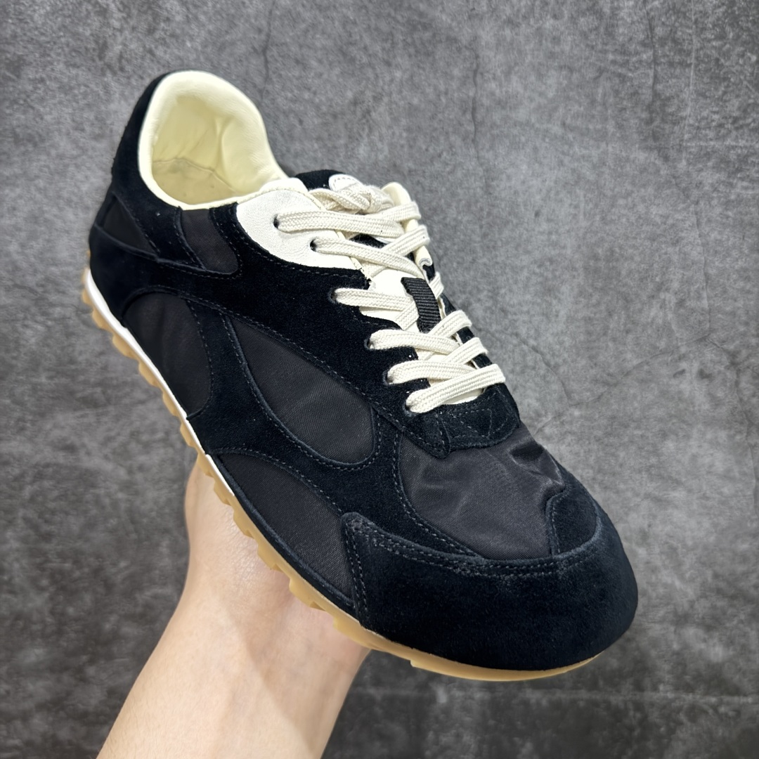 图片[3]-【广东纯原版本】Bottega Veneta 葆蝶家 BV Orbit 复古休闲运动鞋 低调的奢华 极简的美学 Bottega Veneta Orbit 复古休闲运动鞋以品牌标志性的高级质感重新定义经典。鞋身采用科技网布+牛反绒皮打造，流畅的线条搭配略微宽大的廓形，营造出慵懒而不失精致的复古氛围。细节处融入BV标志性的编织元素，低调点缀于鞋舌或后跟，彰显内敛的高级感。TPU鞋底不仅提供舒适的脚感，更悄悄拉长腿部线条，无论是搭配阔腿牛仔裤、慵懒针织裙，还是利落的西装裤，都能轻松提升整体造型的质感。 配色上，Orbit系列延续了BV一贯的中性美学，经典色调，百搭又耐看。刘雯等时尚icon的多次演绎，让这双鞋成为「不费力时髦」的代名词——它不张扬，却自带气场，完美适配从日常通勤到周末休闲的多种场景。 🔹面料 ： 原版定制科技网布+牛反绒皮 🔹鞋底 ： 原版开模tpu 🔹尺码： 35-40-选品中心