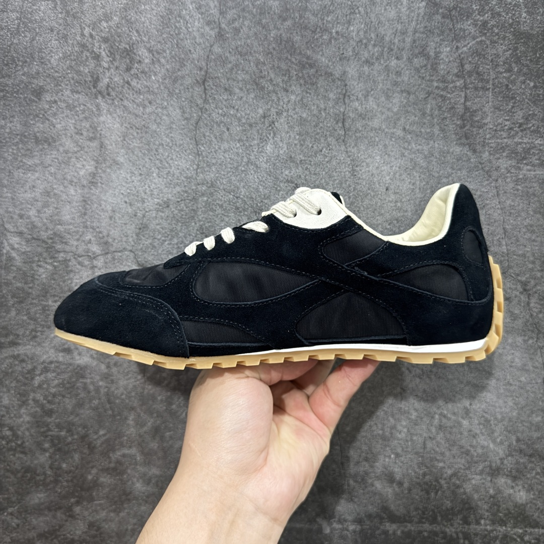 图片[2]-【广东纯原版本】Bottega Veneta 葆蝶家 BV Orbit 复古休闲运动鞋 低调的奢华 极简的美学 Bottega Veneta Orbit 复古休闲运动鞋以品牌标志性的高级质感重新定义经典。鞋身采用科技网布+牛反绒皮打造，流畅的线条搭配略微宽大的廓形，营造出慵懒而不失精致的复古氛围。细节处融入BV标志性的编织元素，低调点缀于鞋舌或后跟，彰显内敛的高级感。TPU鞋底不仅提供舒适的脚感，更悄悄拉长腿部线条，无论是搭配阔腿牛仔裤、慵懒针织裙，还是利落的西装裤，都能轻松提升整体造型的质感。 配色上，Orbit系列延续了BV一贯的中性美学，经典色调，百搭又耐看。刘雯等时尚icon的多次演绎，让这双鞋成为「不费力时髦」的代名词——它不张扬，却自带气场，完美适配从日常通勤到周末休闲的多种场景。 🔹面料 ： 原版定制科技网布+牛反绒皮 🔹鞋底 ： 原版开模tpu 🔹尺码： 35-40-选品中心