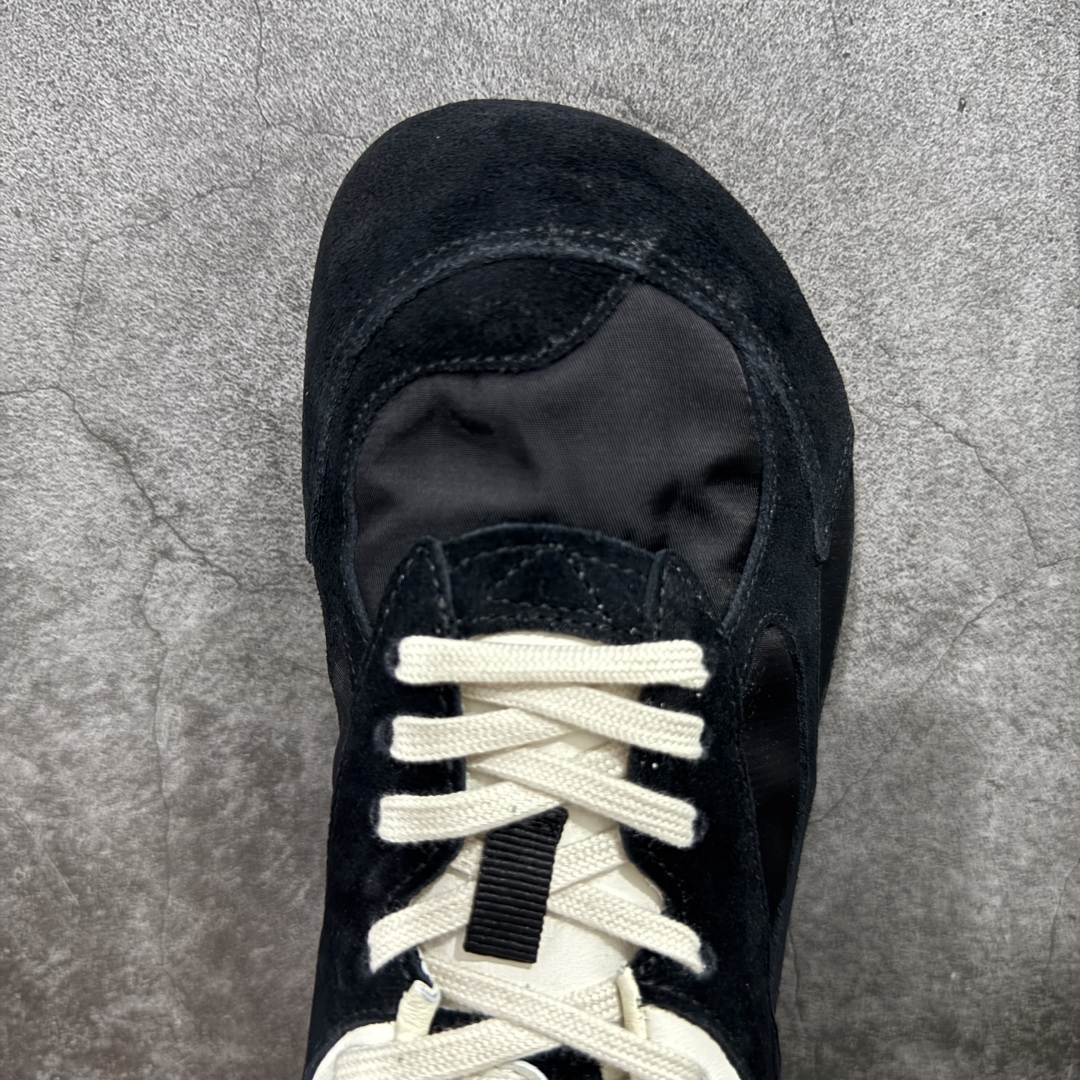 图片[5]-【广东纯原版本】Bottega Veneta 葆蝶家 BV Orbit 复古休闲运动鞋 低调的奢华 极简的美学 Bottega Veneta Orbit 复古休闲运动鞋以品牌标志性的高级质感重新定义经典。鞋身采用科技网布+牛反绒皮打造，流畅的线条搭配略微宽大的廓形，营造出慵懒而不失精致的复古氛围。细节处融入BV标志性的编织元素，低调点缀于鞋舌或后跟，彰显内敛的高级感。TPU鞋底不仅提供舒适的脚感，更悄悄拉长腿部线条，无论是搭配阔腿牛仔裤、慵懒针织裙，还是利落的西装裤，都能轻松提升整体造型的质感。 配色上，Orbit系列延续了BV一贯的中性美学，经典色调，百搭又耐看。刘雯等时尚icon的多次演绎，让这双鞋成为「不费力时髦」的代名词——它不张扬，却自带气场，完美适配从日常通勤到周末休闲的多种场景。 🔹面料 ： 原版定制科技网布+牛反绒皮 🔹鞋底 ： 原版开模tpu 🔹尺码： 35-40-选品中心