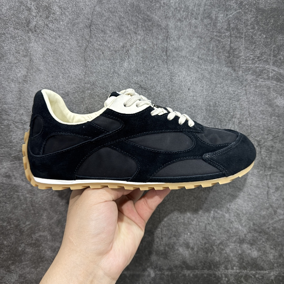 【广东纯原版本】Bottega Veneta 葆蝶家 BV Orbit 复古休闲运动鞋 低调的奢华 极简的美学 Bottega Veneta Orbit 复古休闲运动鞋以品牌标志性的高级质感重新定义经典。鞋身采用科技网布+牛反绒皮打造,流畅的线条搭配略微宽大的廓形,营造出慵懒而不失精致的复古氛围。细节处融入BV标志性的编织元素,低调点缀于鞋舌或后跟,彰显内敛的高级感。TPU鞋底不仅提供舒适的脚感,更悄悄拉长腿部线条,无论是搭配阔腿牛仔裤、慵懒针织裙,还是利落的西装裤,都能轻松提升整体造型的质感。 配色上,Orbit系列延续了BV一贯的中性美学,经典色调,百搭又耐看。刘雯等时尚icon的多次演绎,让这双鞋成为「不费力时髦」的代名词——它不张扬,却自带气场,完美适配从日常通勤到周末休闲的多种场景。 🔹面料 : 原版定制科技网布+牛反绒皮 🔹鞋底 : 原版开模tpu 🔹尺码: 35-40-选品中心