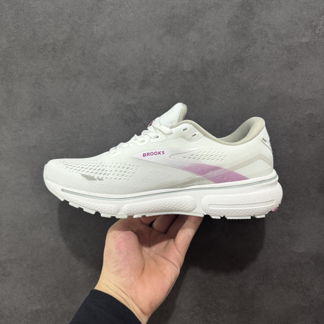 图片[2]-【公司级】布鲁克斯Brooks Ghost 幽灵 15 经典鞋款厚底增高运动老爹鞋 幽灵麦克斯，作为Brooks家的次顶级缓震跑鞋，Ghost 幽灵凭借优秀的脚感和穿着体验一直备受好评，是Brooks最畅销的鞋款之一。Ghost 15延续了该系列简洁大方的家族式设计语言，整体设计干净利落，大大的logo在沉稳中又透露着一丝张扬，任何年纪的跑者穿着都不会有违和感。工程针织鞋面带来贴合式的包裹体验，鞋面有一定的厚度，春秋，冬季都是非常不错的选择。大大的压胶LOGO有一定的拉扯强度，在优化鞋身设计的同时起到了稳定鞋面，提升稳定性的作用。鞋尖做了加强处理，而且硬度很高，来提升前掌的舒适度和保护性。后跟采用硬质港宝搭配环绕TPU的组合，来提升鞋身稳定性，配合充分的泡棉填充，包裹感十足。Ghost 15的中底采用了一体式DNA Loft V2泡棉，具有非常好的缓震性能，滚定性也非常好。橡胶厚度非常可观，鞋底巨大凹槽纹路，抓地性和止滑性都非常棒。Ghost 15的定位更偏向是一双综训鞋，兼顾缓震效能的同时回弹效果更佳。 尺码：36-46-选品中心