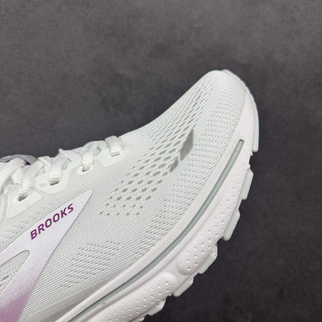 图片[5]-【公司级】布鲁克斯Brooks Ghost 幽灵 15 经典鞋款厚底增高运动老爹鞋 幽灵麦克斯，作为Brooks家的次顶级缓震跑鞋，Ghost 幽灵凭借优秀的脚感和穿着体验一直备受好评，是Brooks最畅销的鞋款之一。Ghost 15延续了该系列简洁大方的家族式设计语言，整体设计干净利落，大大的logo在沉稳中又透露着一丝张扬，任何年纪的跑者穿着都不会有违和感。工程针织鞋面带来贴合式的包裹体验，鞋面有一定的厚度，春秋，冬季都是非常不错的选择。大大的压胶LOGO有一定的拉扯强度，在优化鞋身设计的同时起到了稳定鞋面，提升稳定性的作用。鞋尖做了加强处理，而且硬度很高，来提升前掌的舒适度和保护性。后跟采用硬质港宝搭配环绕TPU的组合，来提升鞋身稳定性，配合充分的泡棉填充，包裹感十足。Ghost 15的中底采用了一体式DNA Loft V2泡棉，具有非常好的缓震性能，滚定性也非常好。橡胶厚度非常可观，鞋底巨大凹槽纹路，抓地性和止滑性都非常棒。Ghost 15的定位更偏向是一双综训鞋，兼顾缓震效能的同时回弹效果更佳。 尺码：36-46-选品中心