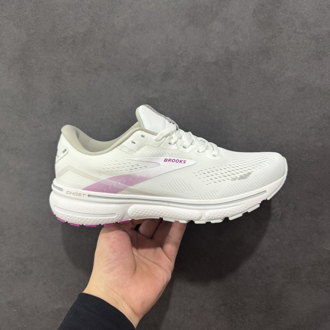 【公司级】布鲁克斯Brooks Ghost 幽灵 15 经典鞋款厚底增高运动老爹鞋 幽灵麦克斯,作为Brooks家的次顶级缓震跑鞋,Ghost 幽灵凭借优秀的脚感和穿着体验一直备受好评,是Brooks最畅销的鞋款之一。Ghost 15延续了该系列简洁大方的家族式设计语言,整体设计干净利落,大大的logo在沉稳中又透露着一丝张扬,任何年纪的跑者穿着都不会有违和感。工程针织鞋面带来贴合式的包裹体验,鞋面有一定的厚度,春秋,冬季都是非常不错的选择。大大的压胶LOGO有一定的拉扯强度,在优化鞋身设计的同时起到了稳定鞋面,提升稳定性的作用。鞋尖做了加强处理,而且硬度很高,来提升前掌的舒适度和保护性。后跟采用硬质港宝搭配环绕TPU的组合,来提升鞋身稳定性,配合充分的泡棉填充,包裹感十足。Ghost 15的中底采用了一体式DNA Loft V2泡棉,具有非常好的缓震性能,滚定性也非常好。橡胶厚度非常可观,鞋底巨大凹槽纹路,抓地性和止滑性都非常棒。Ghost 15的定位更偏向是一双综训鞋,兼顾缓震效能的同时回弹效果更佳。 尺码:36-46-选品中心