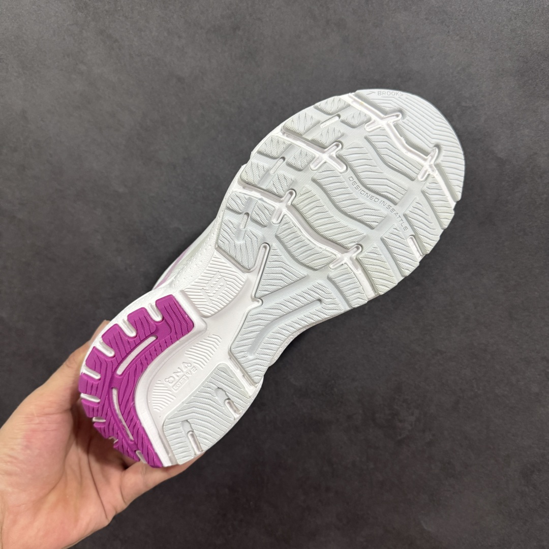 图片[9]-【公司级】布鲁克斯Brooks Ghost 幽灵 15 经典鞋款厚底增高运动老爹鞋 幽灵麦克斯，作为Brooks家的次顶级缓震跑鞋，Ghost 幽灵凭借优秀的脚感和穿着体验一直备受好评，是Brooks最畅销的鞋款之一。Ghost 15延续了该系列简洁大方的家族式设计语言，整体设计干净利落，大大的logo在沉稳中又透露着一丝张扬，任何年纪的跑者穿着都不会有违和感。工程针织鞋面带来贴合式的包裹体验，鞋面有一定的厚度，春秋，冬季都是非常不错的选择。大大的压胶LOGO有一定的拉扯强度，在优化鞋身设计的同时起到了稳定鞋面，提升稳定性的作用。鞋尖做了加强处理，而且硬度很高，来提升前掌的舒适度和保护性。后跟采用硬质港宝搭配环绕TPU的组合，来提升鞋身稳定性，配合充分的泡棉填充，包裹感十足。Ghost 15的中底采用了一体式DNA Loft V2泡棉，具有非常好的缓震性能，滚定性也非常好。橡胶厚度非常可观，鞋底巨大凹槽纹路，抓地性和止滑性都非常棒。Ghost 15的定位更偏向是一双综训鞋，兼顾缓震效能的同时回弹效果更佳。 尺码：36-46-选品中心