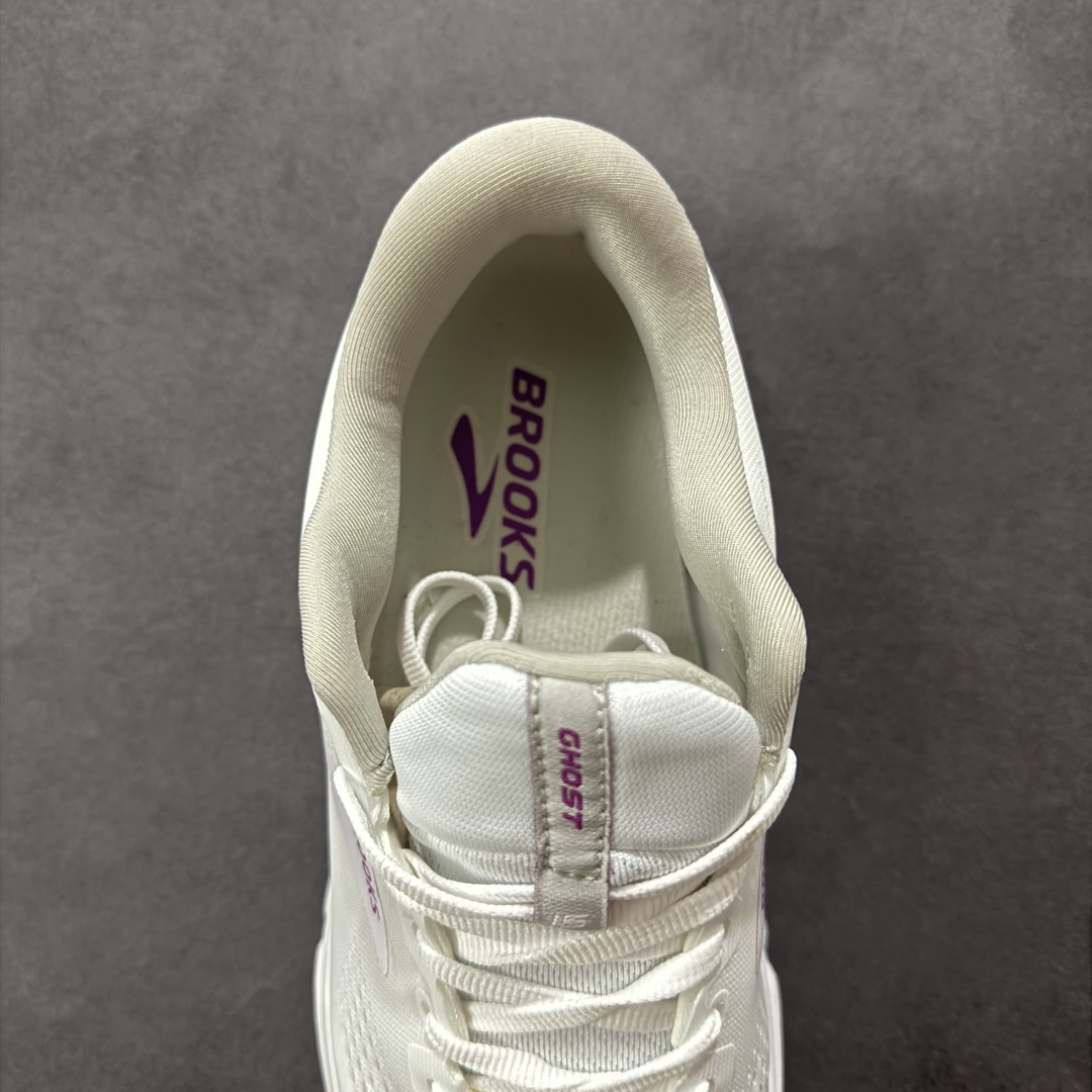 图片[7]-【公司级】布鲁克斯Brooks Ghost 幽灵 15 经典鞋款厚底增高运动老爹鞋 幽灵麦克斯，作为Brooks家的次顶级缓震跑鞋，Ghost 幽灵凭借优秀的脚感和穿着体验一直备受好评，是Brooks最畅销的鞋款之一。Ghost 15延续了该系列简洁大方的家族式设计语言，整体设计干净利落，大大的logo在沉稳中又透露着一丝张扬，任何年纪的跑者穿着都不会有违和感。工程针织鞋面带来贴合式的包裹体验，鞋面有一定的厚度，春秋，冬季都是非常不错的选择。大大的压胶LOGO有一定的拉扯强度，在优化鞋身设计的同时起到了稳定鞋面，提升稳定性的作用。鞋尖做了加强处理，而且硬度很高，来提升前掌的舒适度和保护性。后跟采用硬质港宝搭配环绕TPU的组合，来提升鞋身稳定性，配合充分的泡棉填充，包裹感十足。Ghost 15的中底采用了一体式DNA Loft V2泡棉，具有非常好的缓震性能，滚定性也非常好。橡胶厚度非常可观，鞋底巨大凹槽纹路，抓地性和止滑性都非常棒。Ghost 15的定位更偏向是一双综训鞋，兼顾缓震效能的同时回弹效果更佳。 尺码：36-46-选品中心