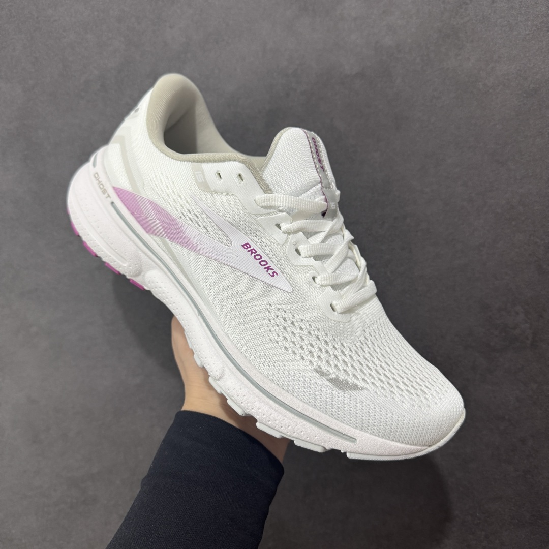 图片[3]-【公司级】布鲁克斯Brooks Ghost 幽灵 15 经典鞋款厚底增高运动老爹鞋 幽灵麦克斯，作为Brooks家的次顶级缓震跑鞋，Ghost 幽灵凭借优秀的脚感和穿着体验一直备受好评，是Brooks最畅销的鞋款之一。Ghost 15延续了该系列简洁大方的家族式设计语言，整体设计干净利落，大大的logo在沉稳中又透露着一丝张扬，任何年纪的跑者穿着都不会有违和感。工程针织鞋面带来贴合式的包裹体验，鞋面有一定的厚度，春秋，冬季都是非常不错的选择。大大的压胶LOGO有一定的拉扯强度，在优化鞋身设计的同时起到了稳定鞋面，提升稳定性的作用。鞋尖做了加强处理，而且硬度很高，来提升前掌的舒适度和保护性。后跟采用硬质港宝搭配环绕TPU的组合，来提升鞋身稳定性，配合充分的泡棉填充，包裹感十足。Ghost 15的中底采用了一体式DNA Loft V2泡棉，具有非常好的缓震性能，滚定性也非常好。橡胶厚度非常可观，鞋底巨大凹槽纹路，抓地性和止滑性都非常棒。Ghost 15的定位更偏向是一双综训鞋，兼顾缓震效能的同时回弹效果更佳。 尺码：36-46-选品中心