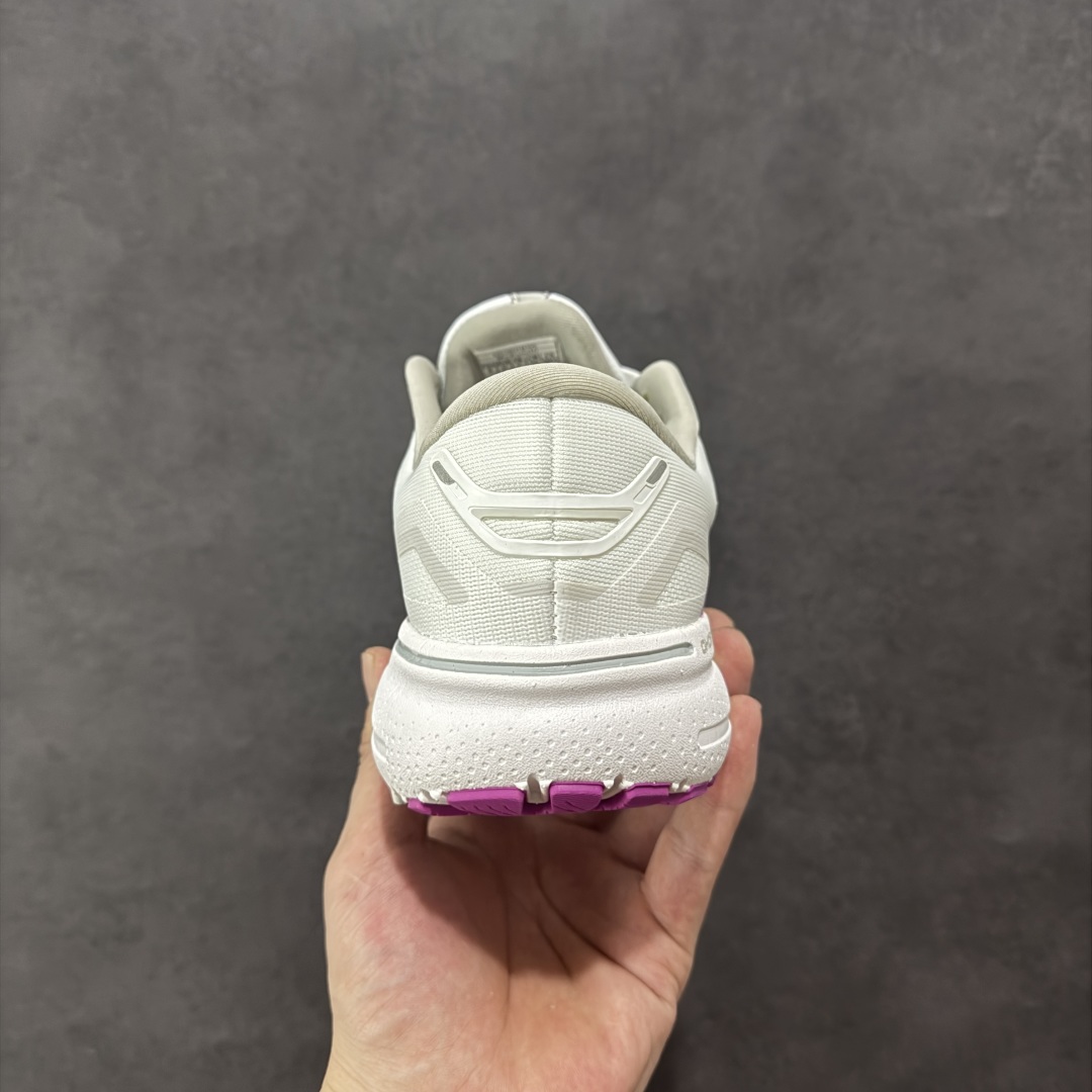 图片[4]-【公司级】布鲁克斯Brooks Ghost 幽灵 15 经典鞋款厚底增高运动老爹鞋 幽灵麦克斯，作为Brooks家的次顶级缓震跑鞋，Ghost 幽灵凭借优秀的脚感和穿着体验一直备受好评，是Brooks最畅销的鞋款之一。Ghost 15延续了该系列简洁大方的家族式设计语言，整体设计干净利落，大大的logo在沉稳中又透露着一丝张扬，任何年纪的跑者穿着都不会有违和感。工程针织鞋面带来贴合式的包裹体验，鞋面有一定的厚度，春秋，冬季都是非常不错的选择。大大的压胶LOGO有一定的拉扯强度，在优化鞋身设计的同时起到了稳定鞋面，提升稳定性的作用。鞋尖做了加强处理，而且硬度很高，来提升前掌的舒适度和保护性。后跟采用硬质港宝搭配环绕TPU的组合，来提升鞋身稳定性，配合充分的泡棉填充，包裹感十足。Ghost 15的中底采用了一体式DNA Loft V2泡棉，具有非常好的缓震性能，滚定性也非常好。橡胶厚度非常可观，鞋底巨大凹槽纹路，抓地性和止滑性都非常棒。Ghost 15的定位更偏向是一双综训鞋，兼顾缓震效能的同时回弹效果更佳。 尺码：36-46-选品中心