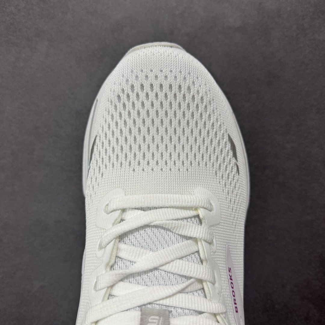 图片[8]-【公司级】布鲁克斯Brooks Ghost 幽灵 15 经典鞋款厚底增高运动老爹鞋 幽灵麦克斯，作为Brooks家的次顶级缓震跑鞋，Ghost 幽灵凭借优秀的脚感和穿着体验一直备受好评，是Brooks最畅销的鞋款之一。Ghost 15延续了该系列简洁大方的家族式设计语言，整体设计干净利落，大大的logo在沉稳中又透露着一丝张扬，任何年纪的跑者穿着都不会有违和感。工程针织鞋面带来贴合式的包裹体验，鞋面有一定的厚度，春秋，冬季都是非常不错的选择。大大的压胶LOGO有一定的拉扯强度，在优化鞋身设计的同时起到了稳定鞋面，提升稳定性的作用。鞋尖做了加强处理，而且硬度很高，来提升前掌的舒适度和保护性。后跟采用硬质港宝搭配环绕TPU的组合，来提升鞋身稳定性，配合充分的泡棉填充，包裹感十足。Ghost 15的中底采用了一体式DNA Loft V2泡棉，具有非常好的缓震性能，滚定性也非常好。橡胶厚度非常可观，鞋底巨大凹槽纹路，抓地性和止滑性都非常棒。Ghost 15的定位更偏向是一双综训鞋，兼顾缓震效能的同时回弹效果更佳。 尺码：36-46-选品中心
