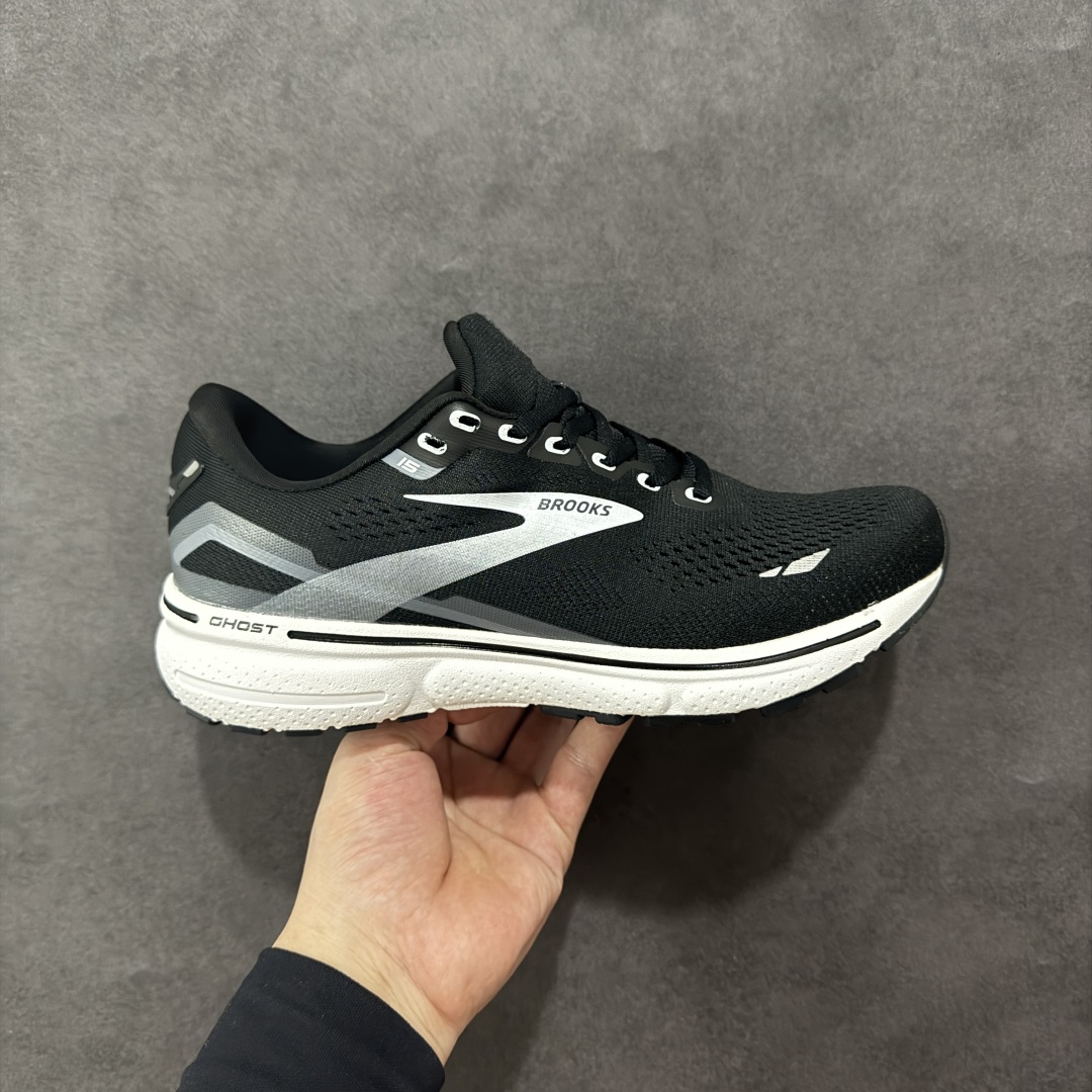 【公司级】布鲁克斯Brooks Ghost 幽灵 15 经典鞋款厚底增高运动老爹鞋 幽灵麦克斯,作为Brooks家的次顶级缓震跑鞋,Ghost 幽灵凭借优秀的脚感和穿着体验一直备受好评,是Brooks最畅销的鞋款之一。Ghost 15延续了该系列简洁大方的家族式设计语言,整体设计干净利落,大大的logo在沉稳中又透露着一丝张扬,任何年纪的跑者穿着都不会有违和感。工程针织鞋面带来贴合式的包裹体验,鞋面有一定的厚度,春秋,冬季都是非常不错的选择。大大的压胶LOGO有一定的拉扯强度,在优化鞋身设计的同时起到了稳定鞋面,提升稳定性的作用。鞋尖做了加强处理,而且硬度很高,来提升前掌的舒适度和保护性。后跟采用硬质港宝搭配环绕TPU的组合,来提升鞋身稳定性,配合充分的泡棉填充,包裹感十足。Ghost 15的中底采用了一体式DNA Loft V2泡棉,具有非常好的缓震性能,滚定性也非常好。橡胶厚度非常可观,鞋底巨大凹槽纹路,抓地性和止滑性都非常棒。Ghost 15的定位更偏向是一双综训鞋,兼顾缓震效能的同时回弹效果更佳。 尺码:36-46-选品中心