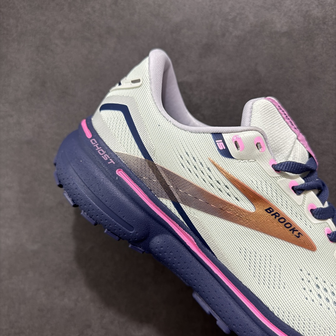 图片[6]-【公司级】布鲁克斯Brooks Ghost 幽灵 15 经典鞋款厚底增高运动老爹鞋 幽灵麦克斯，作为Brooks家的次顶级缓震跑鞋，Ghost 幽灵凭借优秀的脚感和穿着体验一直备受好评，是Brooks最畅销的鞋款之一。Ghost 15延续了该系列简洁大方的家族式设计语言，整体设计干净利落，大大的logo在沉稳中又透露着一丝张扬，任何年纪的跑者穿着都不会有违和感。工程针织鞋面带来贴合式的包裹体验，鞋面有一定的厚度，春秋，冬季都是非常不错的选择。大大的压胶LOGO有一定的拉扯强度，在优化鞋身设计的同时起到了稳定鞋面，提升稳定性的作用。鞋尖做了加强处理，而且硬度很高，来提升前掌的舒适度和保护性。后跟采用硬质港宝搭配环绕TPU的组合，来提升鞋身稳定性，配合充分的泡棉填充，包裹感十足。Ghost 15的中底采用了一体式DNA Loft V2泡棉，具有非常好的缓震性能，滚定性也非常好。橡胶厚度非常可观，鞋底巨大凹槽纹路，抓地性和止滑性都非常棒。Ghost 15的定位更偏向是一双综训鞋，兼顾缓震效能的同时回弹效果更佳。 尺码：36-46-选品中心